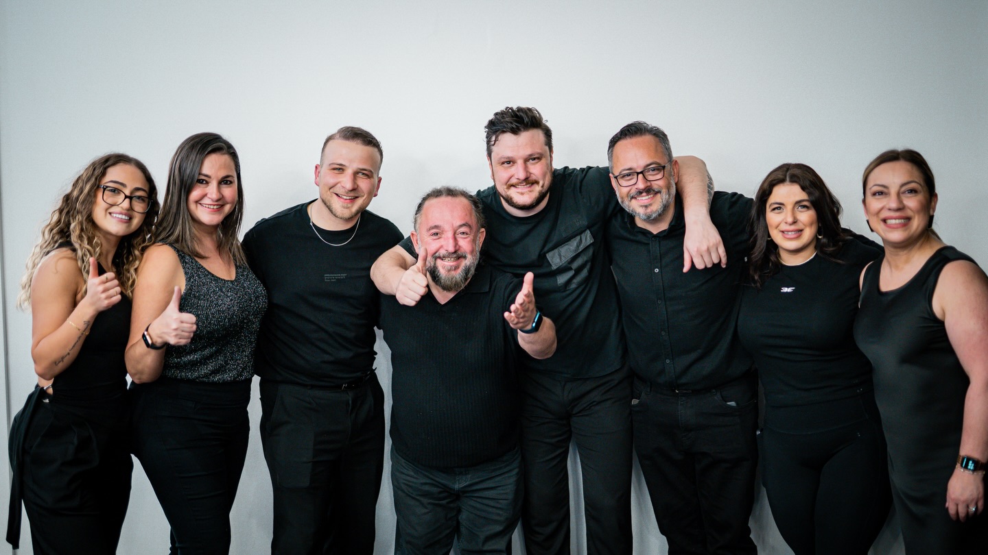 🎤🌊 Ekin Uzunlar – Karadeniz Gecesi’nden unutulmaz anlar…
Geçtiğimiz hafta yaşadığımız bu muhteşem gecenin enerjisi hâlâ içimizde!
Hem sahnede hem de sahne arkasında herkes elinden gelenin en iyisini ortaya koydu ve ortaya böyle eşsiz bir gece çıktı. 💫
Bu özel etkinliği mümkün kılan herkese gönülden teşekkür ediyoruz:
🙏 Sponsorlarımıza — desteğinizle topluluğumuza değer katan bu geceleri hep birlikte büyütüyoruz.
🙏 Turkuaz ekibine — aylar süren emek, özveri, sabır ve sahne arkasındaki kusursuz koordinasyon için… Gerçekten harikasınız!
🙏 Ekin Uzunlar ve ekibine — sahnedeki enerjiniz, profesyonelliğiniz ve samimiyetinizle bu geceyi unutulmaz kıldınız.
🙏 Ve tabii ki sizlere — Turkuaz’a olan kesintisiz desteğiniz, coşkunuz ve güveniniz olmadan hiçbir etkinliğin tadı olmazdı.
Birlikte her konseri bir adım daha ileri taşıyoruz… ve daha yeni başlıyoruz.
Hazır olun, 2026 sezonu kapıda! 😉
Ve unutmayın… BU GECE KAÇMAZ! 🔥💃🕺