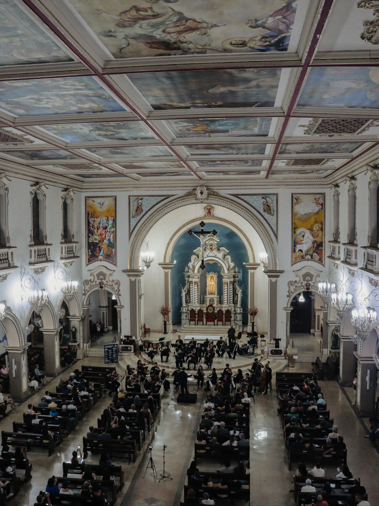 Ontem, o III concerto da Série Pingente “Pop Culture” transformou a Catedral N. Senhora das Dores em um palco de pura energia! Casa cheia, aplausos sem fim e um público que vibrou com cada música. Que noite! 👏🏼
E hoje é um dia mais especial: Dia do Músico. Nossa homenagem vai a cada artista que dedica sua vida à música, que estuda, sonha, sente e faz desse universo um lugar de encontro e emoção. Vocês são a alma dessa história.
Nosso agradecimento especial ao público incrível que esteve presente, aos músicos da OSLI, à equipe de produção e a todos que tornaram esse espetáculo possível. Que venham os próximos capítulos! 🎼🎶