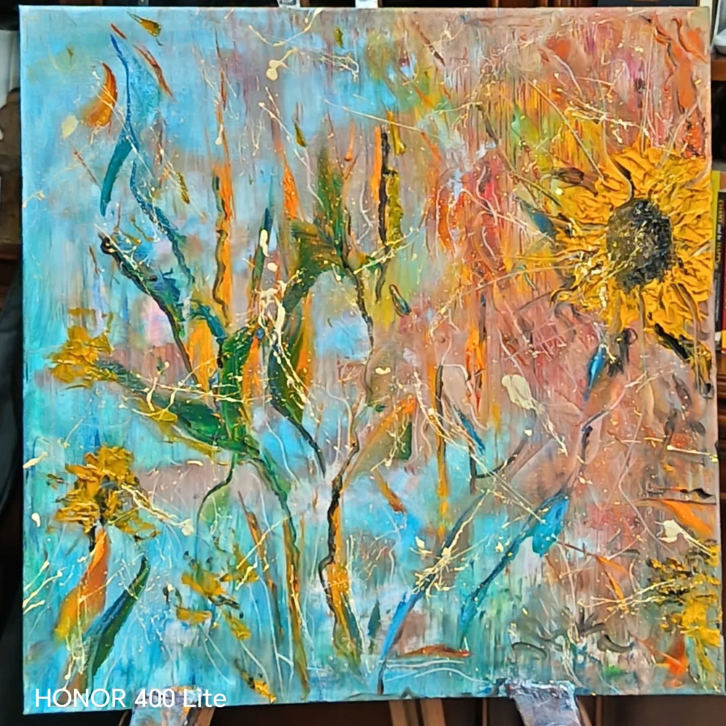 #abstractexpressionist
Opera astratta espressionista olio su tela 50 x 50.
L'impatto emotivo di quest'opera è fortissimo, soprattutto grazie allo stile espressivo e all'uso intenso del colore.
Ecco un'analisi di ciò che il dipinto trasmette emotivamente:
🌞 1. Energia, Vitalità e Gioia
* Esplosione di Colore: L'opera è un'esplosione visiva di gialli e arancioni incandescenti contro i blu e i verdi. Questo scontro di tonalità calde e fredde genera una sensazione immediata di grande vitalità, energia pura e gioia di vivere. È come la sensazione intensa di essere colpiti dalla luce del sole in un giorno caldo d'estate.
* Movimento Frenetico: Le pennellate veloci, gestuali e gli schizzi di colore (il dripping) non lasciano nulla di statico. Trasmettono un senso di frenesia e dinamismo emotivo. Il campo non è in quiete, ma è colto in un momento di crescita violenta o di vento vorticoso.
🔥 2. Passione e Intensità Drammatica
* Matericità: La tecnica a impasto (colore applicato spesso e in rilievo) conferisce all'opera una fisicità, una presenza quasi aggressiva. L'artista non ha solo "visto" il campo, ma lo ha sentito intensamente e l'ha gettato sulla tela con passione.
* Il Fuoco dei Girasoli: Il grande girasole nell'angolo in alto a destra non è solo un fiore, ma un simbolo di fuoco, passione e irradiazione. Emette luce e calore, dominando la scena con una presenza intensa e quasi drammatica.
🌬️ 3. Contrasto Emotivo (Lotta/Armonia)
* Scontro Cromatico: Il forte contrasto tra i gialli luminosi (Gioia, Luce) e gli azzurri profondi (Cielo, Distanza, Talvolta Maliconia o Freschezza) suggerisce una tensione emotiva. Non è una gioia placida, ma una felicità combattuta o un momento di intensa bellezza che si confronta con l'ambiente circostante.
* Natura Selvaggia: L'opera non è un ritratto botanico, ma una rappresentazione della forza primordiale e indomita della natura. L'emozione è quella di trovarsi di fronte a qualcosa di maestoso, libero e non controllato.
In sintesi, il dipinto non trasmette tranquillità o contemplazione, ma un'emozione potente e complessa. #artcollectors