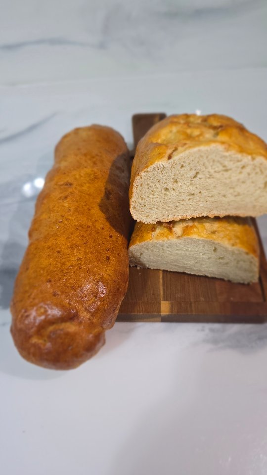 🎄✨ ¡Ya disponibles en Amaranto! Bolillos para Torrejas – ¡Y son 100% LIBRES DE GLUTEN! ✨
Sí, leíste bien… ¡no vas a creer que son sin gluten!
Perfectos para preparar esas torrejas tradicionales que tanto amamos en esta temporada navideña.
Suaves, esponjosos y con la textura ideal para absorber la miel… 😍
🎁 Precios:
👉 2 bolillos por bolsa – L 250
👉 Si los querés con alulosa: L 270
Las torrejas son un producto estrella de temporada, y muy pronto estaremos anunciando nuestras Torrejas Sin Gluten listas para disfrutar.
¡Prepárate para consentirte sin preocupaciones esta Navidad! 🎅💛
#AmarantoBakeryHN #SinGlutenHonduras #Torrejas #Navidad2025 #WomenOwnedBusiness #GlutenFreeHonduras #PanSinGluten #HechoEnHonduras #Artesanal #CeliacosHN #HolidayBaking #PanaderiaArtesanal