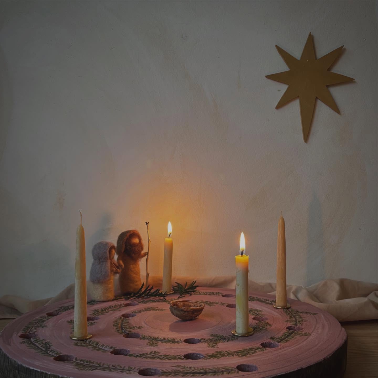 ✨ tweede advent ✨ nu de Sint het land verlaten heeft, kunnen we de stilte weer beter horen.
#sinterklaas #advent #sintnicolaas #adventszeit #levenmetdeseizoenen #jaarfeest #seizoenstafel #jaartafel #jaartafelfiguren #natvilten #felting #feltingwool #needlefelting #handgemaakt #vrijeschool #vrijeschoolmoeder #waldorf #waldorfinspired #waldorfhome #jahreszeitentisch #waldorfschule #gefühlt #herbst #vrijeschoolonderwijs #waldorfkinder #flatlay #advent #adventsmarkt #secondadvent #tweedeadvent #adventspiraal
