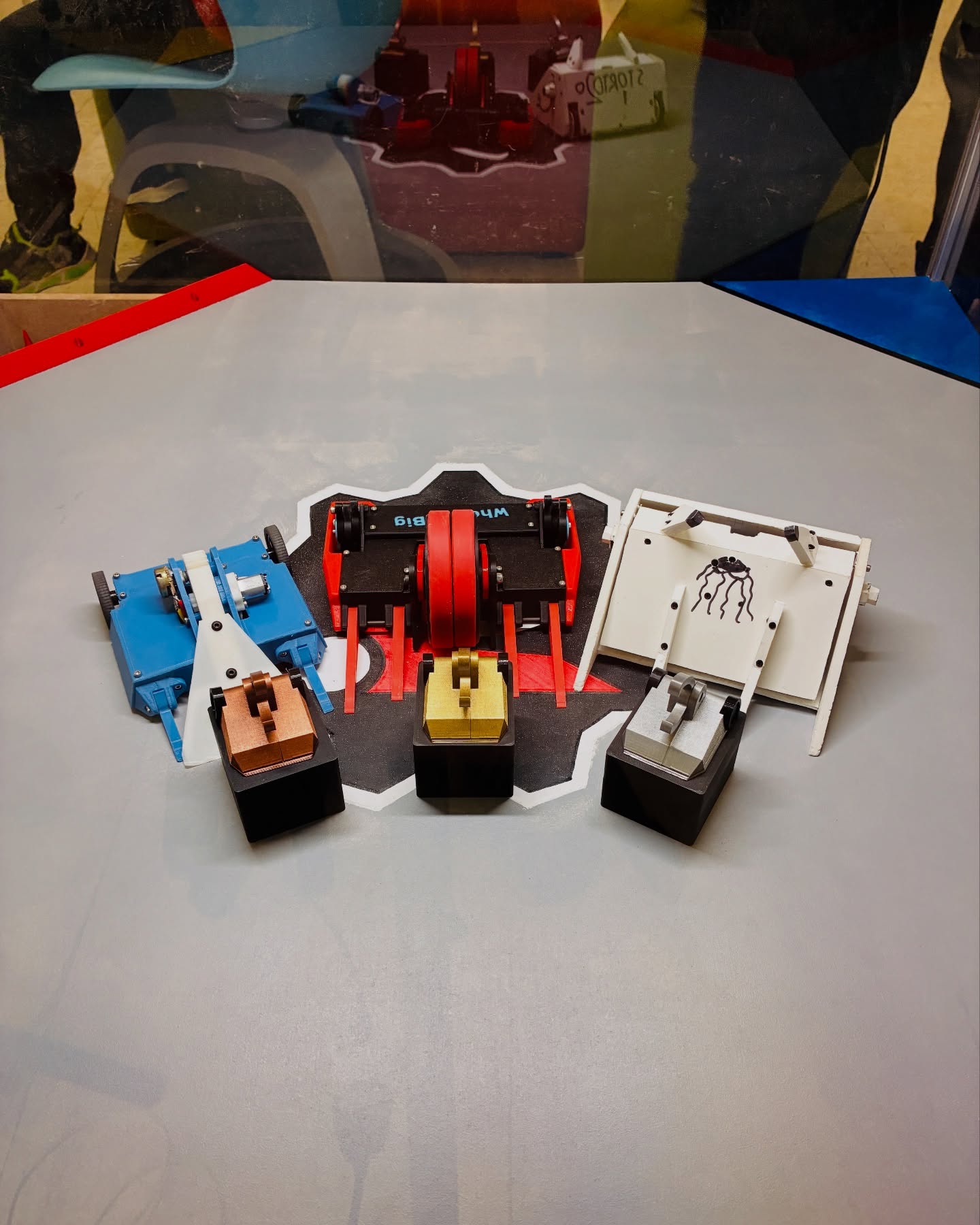 Sabato abbiamo passato un bellissimo pomeriggio ospiti di @mondo_digitale per il Torneo Tattico mensile dell’Associazione!
16 piloti, dai 5 anni fino a molto più su, si sono affrontati nell’arena a colpi di roBotte!
Il tifo è stato forte, costante e acuto come non mai, e alla fine dell’evento la Royal Rumble è stata EPICA!
Complimenti a tutti i partecipanti, ai tanti giovani esordienti, e ai vincitori @4ndr3a.p @paolo_dgz @cnfenix !
Questa Stagione Zero di prove ed esperimenti si concluderà a Dicembre (tenetevi liberi per il 20, a brevissimo annunciamo il prossimo torneo), e non vediamo l’ora di scoprire cosa succederà dopo!
#combatrobots #antweight #battlebots #rome #stem