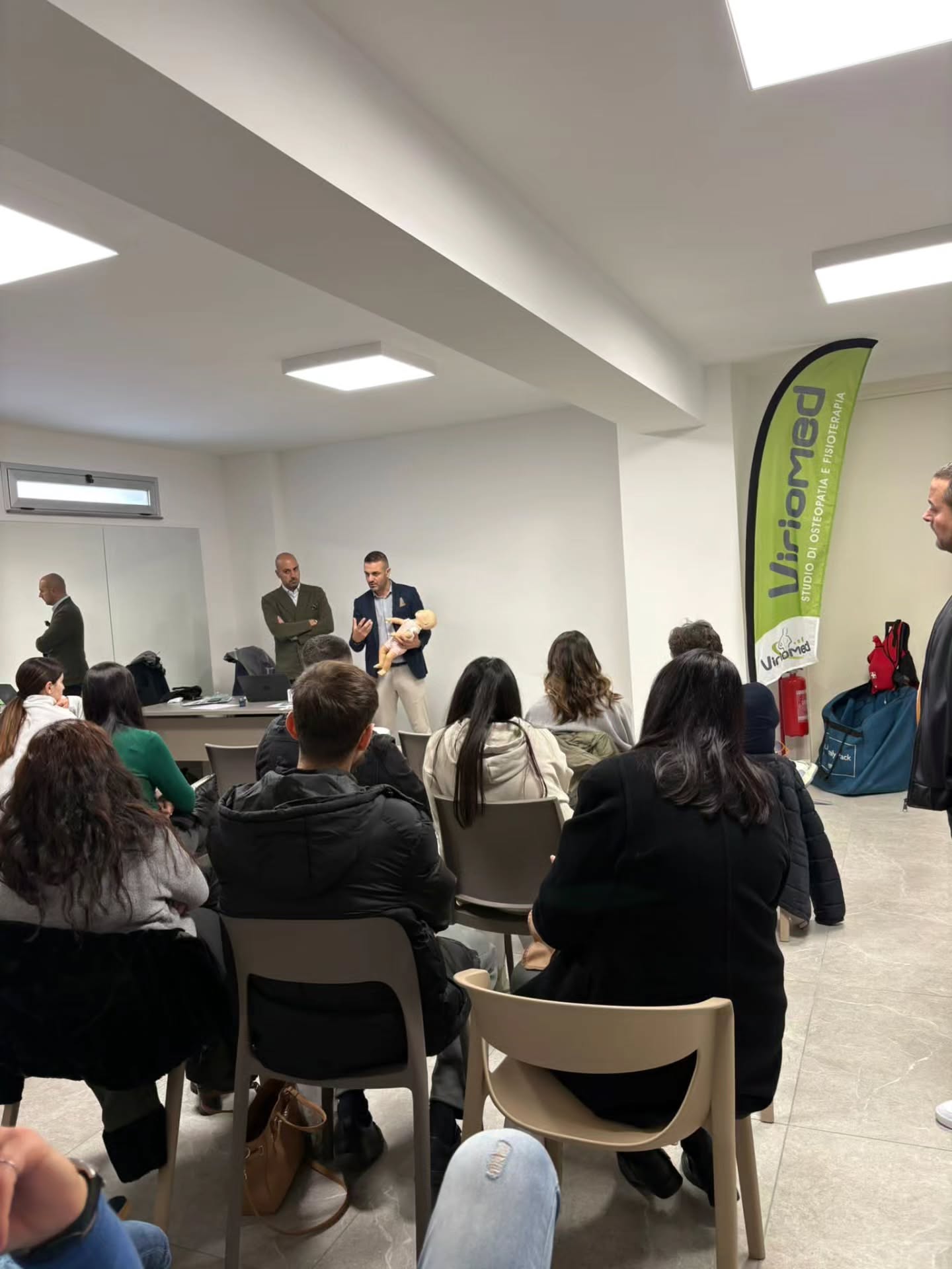 Corso di disostruzione pediatrica concluso con grande partecipazione presso lo Studio Viriomed: un passo importante per la sicurezza dei nostri bambini. Grazie al dott. Raffaele Runco e a tutti i presenti!
#Viriomed #DisostruzionePediatrica #ManovreSalvavita #SicurezzaBambini #CorsoPrimoSoccorso #Pediatria #GenitoriInformati #ImparaASalvareUnaVita #Formazione #Prevenzione #EmergenzePediatriche