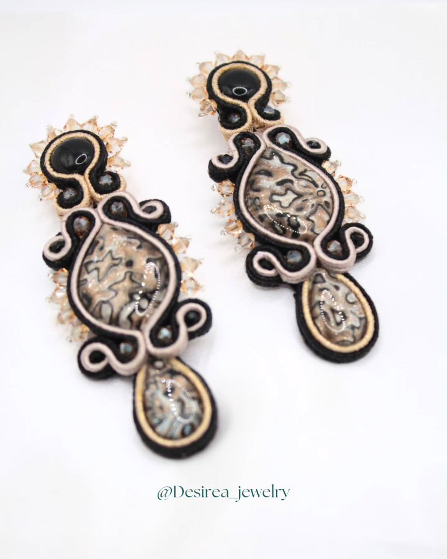Gli orecchini Venezia catturano la luce con una grazia che parla da sé ✨️
Gli intrecci delicati, i cabochon artigianali e la lavorazione soutache creano un equilibrio raffinato, pensato per esaltare i lineamenti e accompagnare ogni gesto con eleganza.
Un omaggio alla poesia di Venezia, alle sue forme morbide e ai riflessi che la rendono unica.
---
The Venice earrings hold the light with a grace that speaks for itself ✨️
Their delicate weaves, artisan cabochons, and the elegance of the soutache technique create a refined balance designed to enhance your features and follow every movement with softness.
A tribute to the poetry of Venice — its gentle shapes, its reflections, its unmistakable charm.
🌐www.desirea.shop
📍Forte dei Marmi, Milano, Brescia, Parma
📩Whatsapp +39 339 574 5254
#desirea #soutache #jewelry #madeinitaly