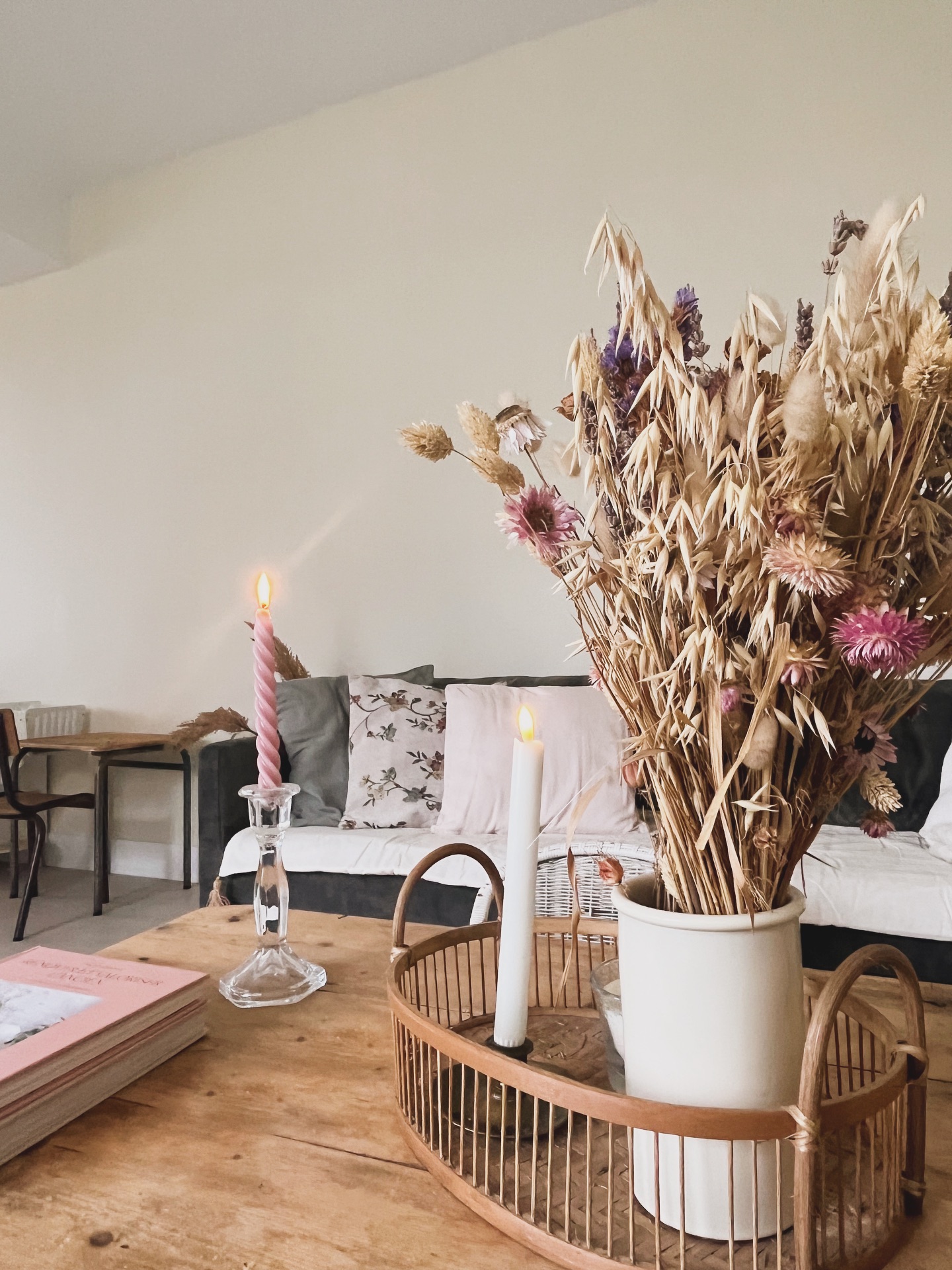 Quand le froid s’installe en Novembre, il y a toujours ce moment où la maison se pare de toutes ces petites choses qui réchauffent, des bougies, des plaids… juste avant de laisser doucement entrer l’ambiance de Noël. 🕯️
J’adore cette douce parenthèse avant la féerique tempête des fêtes. ✨