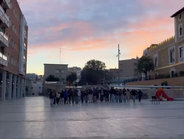 Bona nit famílies! 🌙✨Dissabte passat els infants van viure una tarda plena d’aprenentatges, aventures i moltes ganes de passar-ho bé!
🐣Petits vam tornar a l’habitació d’en Ronkis i aquest cop ens va visitar la Dudiana! Junts vam treballar els Drets dels Infants 🌏✊ a través de jocs com la mímica i la dinàmica del conillet. Per acabar, vam crear un mural xulíssim amb tot allò que havíem après ✏️✂️.
💙Mitjans Petits ens va visitar l’Hiroshi Alfosni, que ens va explicar que quan era petit va haver de lluitar molt pels seus drets😊 i per això és tan important conèixer-los. Després vam fer una gimcana per trobar-los i classificar-los segons la seva importància!🗣️
💜Mitjans Grans vam treballar el 25N a partir de colles i vam reflexionar plegats🤔. Per acabar la tarda, vam jugar a jocs per treure’ns el fred! 🥶
🧡Grans vam fer una subhasta de les diferents activitats que fem a l’esplai👣💙 i, tot seguit, un joc de rol que ens va fer riure i pensar 🐺😆.
🚨Súpers vam treballar diferents dinàmiques sobre els límits entre infants i monitors i després… vam fer un berenar boníssim, d’aquells per llepar-se els dits! 😋✨
🌍Joves vam parlar sobre el conflicte Palestina–Israel i vam fer dinàmiques per prendre consciència de la situació i entendre-la millor.🤔
Fins al pròxim dissabte!!!💓💓