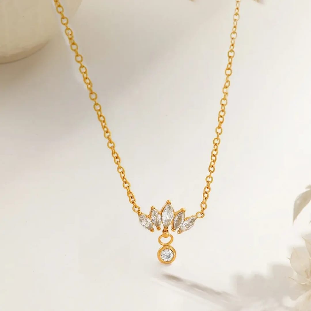 Golden petals, timeless sparkle ✨
Minimal, dainty and perfect for everyday glow.