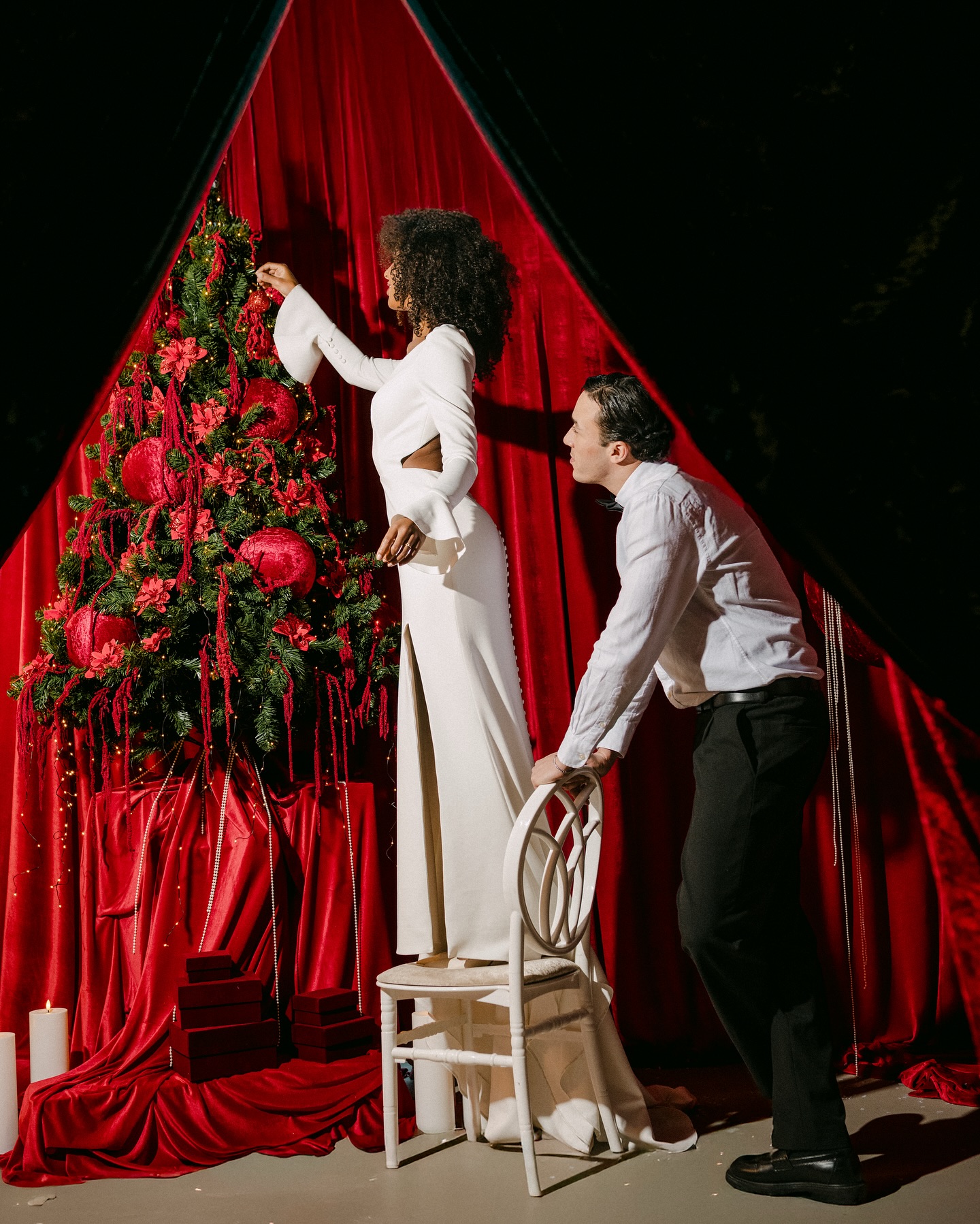 Christmas weddings carry a certain magic that goes beyond decoration.
They are about atmosphere, intention, and the feeling of coming together when the days are darker and the light is warmer.
Think long sleeves and tailored suits, dramatic lighting that wraps the room, deep red setups, candle glow, and a touch of unapologetic glamour. A little extra is not too much here—it’s part of the story. Mixing rituals and traditions with one of the most loved holiday 🎄
photographer and styling: @paola.s.wedding
videographer and bts @vicentefilms
space styling and designer: @mellietreats
location: @thepopupnl at @ccc.amsterdam
wedding gowns @bergischbridal
models: @modeljanetayman & @moussa.chouati
make up: @divinetayrus
hair and make up: @jeva.verceles
#weddinginspiration
#weddingphotography
#weddingstyling
#weddingeditorial
#weddingdesign
#weddingideas
#weddingdetails
#weddingaesthetic
#weddingseason
#bridalinspiration
#christmaswedding
#winterweddinginspiration
#editorialwedding
#luxuryweddingstyling
#wedvibes