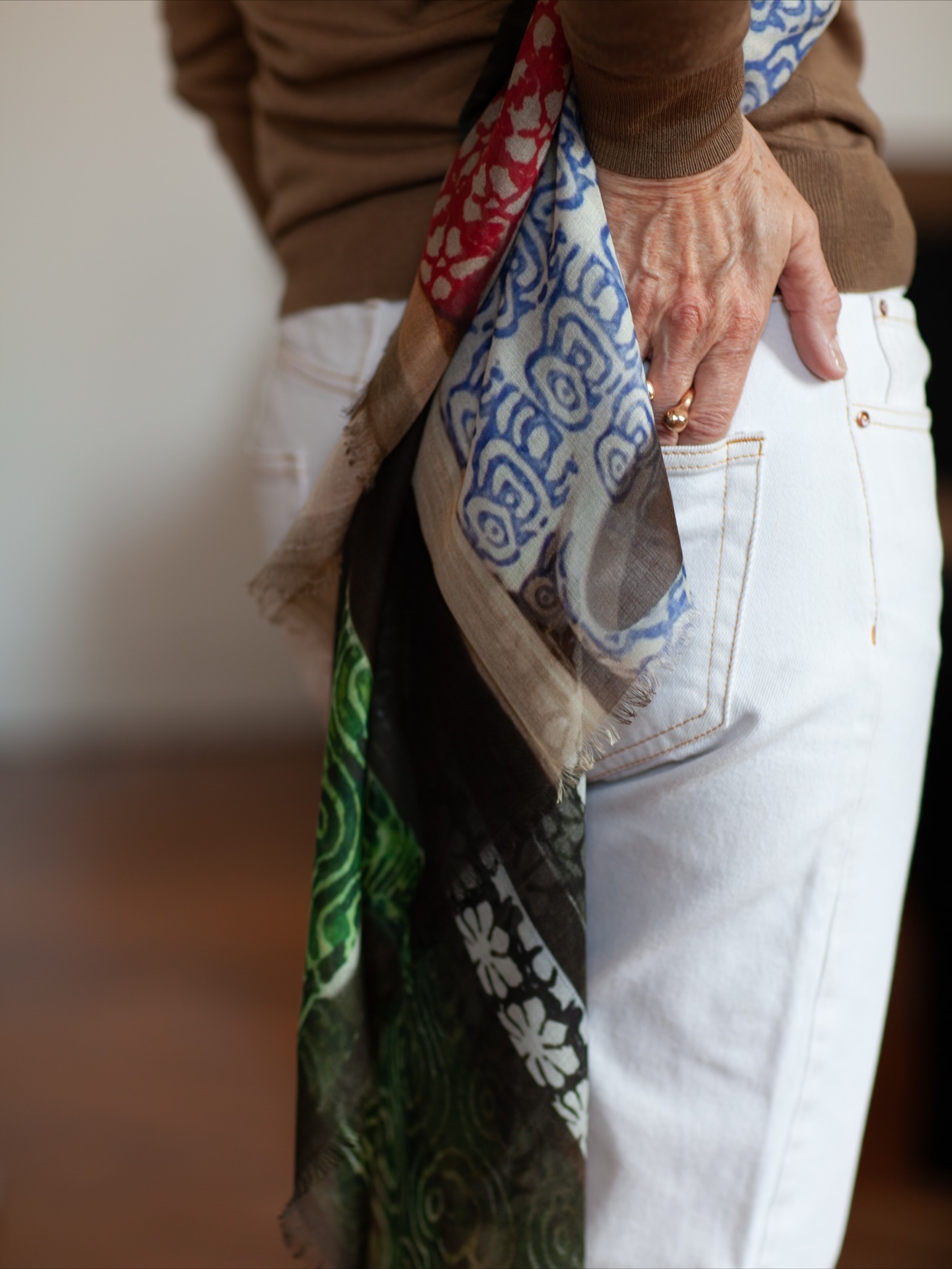 Eleganza senza tempo: il Maxifoulard di pregio, realizzato con un tessuto nobile Made in Como. È il tocco di classe perfetto per ogni look. Comfort, stile e qualità in un unico accessorio. Scopri l’arte del vero lusso per chi ama distinguersi con stile
.
.
.
#tessutonobile #stile #madeincomo #madeinitaly #accessories #scarf #followers