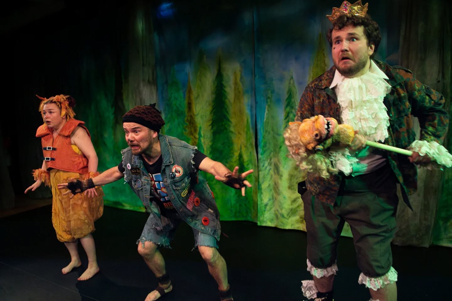 Ootko mun kaverlji?n viimeiset esitykset Joensuun Pakkahuoneella tänä vuonna!
Lauantaina 6.12. klo 15, itsenäisyyspäivän kunniaksi tarjoamme mehua ja pipareita!
Sunnuntaina 7.12. klo 15 ja keskiviikkona 10.12. klo 18
Liput ja lisätiedot löytyvät helposti www.vaarapyora.com
Lippuja saa myös ovelta, varaukset vaarapyora@gmail.com
Hinnat: 13€/20€, perhelippu 2 aik +2 lasta 50€ ja 1 aik + 2-3 lasta 40€
Tässä muutamia katsoja kommentteja:
"Aikuinenkin saa istua hymy korvissa koko esityksen ajan"
"Erittäin hyvää laulettua musaa!"
"Loistava esitys! Lapsenlapset 5v, 10v ja 13v tykkäsivät ja kyllä me aikuisetkin. Vahva suositus!"
"Sydämellinen, sympaattinen ja ihanan leikillinen esitys. Ja hiisi vieköön miten taitavia laulajia, jo pelkästä musasta tulee suositus"
"Upea kokonaisuus, jossa kaikki osa-alueet ovat balanssissa ja tukevat toisiaan."
"11/10!"
"Oli kivaa, kun sai opettaa Mustia ja ankkaa uimaan"
"Kivaa, kun lopussa sai opettaa niitä sopimaan ja pyytämään anteeks, ni tuli kaikille hyvä mieli. Ja kaikki oli taas kavereita."
Kuvat @_anigo__
#teatteri #musiikkiteatteri #lastenteatteri #lastenkulttuuri #kaikkienkulttuuri #acapella #väriäjavauhtia #joensuunpakkahuone #joensuu #valoakaamokseen #sadunlumoa