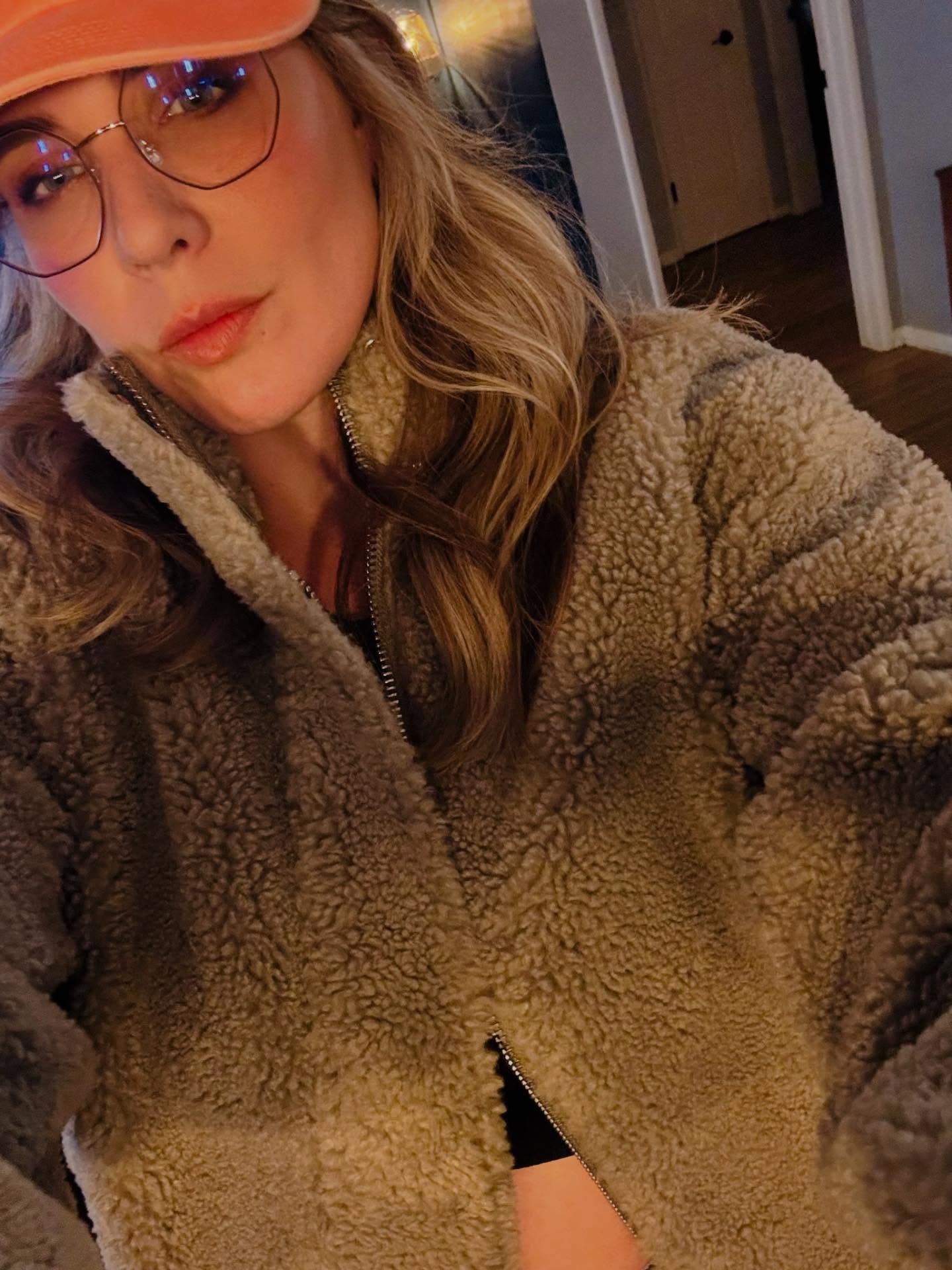 taking a little moment before the thanksgiving chaos hits ✨
today feels like a reminder to slow down, be present, and appreciate the little things — the calm, the vibe, the energy before the day gets busy. #thanksgivingvibes #gratefulheart #holidayenergy #glowygirl
#feminineaesthetic #lifestyleinspo #intentionaldays
#millennialmood #everydaymagic #cozyseason