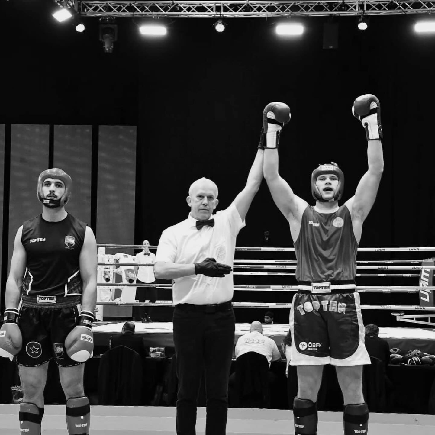 Luca hat seine Kickbox-Reise bei uns begonnen – mit beeindruckendem Einsatz, Kampfgeist und stetigem Willen, besser zu werden. Mit seinem Trainer Andreas Hofer von @asvoe_sidekicks hat er sich bis nach oben gekämpft… zur WAKO-Weltmeisterschaft in Abu Dhabi! 🥊🔥
Diese Woche hat er bereits mehrere Kämpfe gewonnen und morgen steht für ihn das große Finale an.
Wir als Bodyperformance-Team stehen vollkommen hinter ihm, stärken ihm den Rücken und wünschen ihm für den letzten Finalkampf alles, alles Gute.
Weiter so Luca!💪💛
#bodyperformance #bodyperformancestudio #bodyperformanceleibnitz #xundmacher #diexundmacher