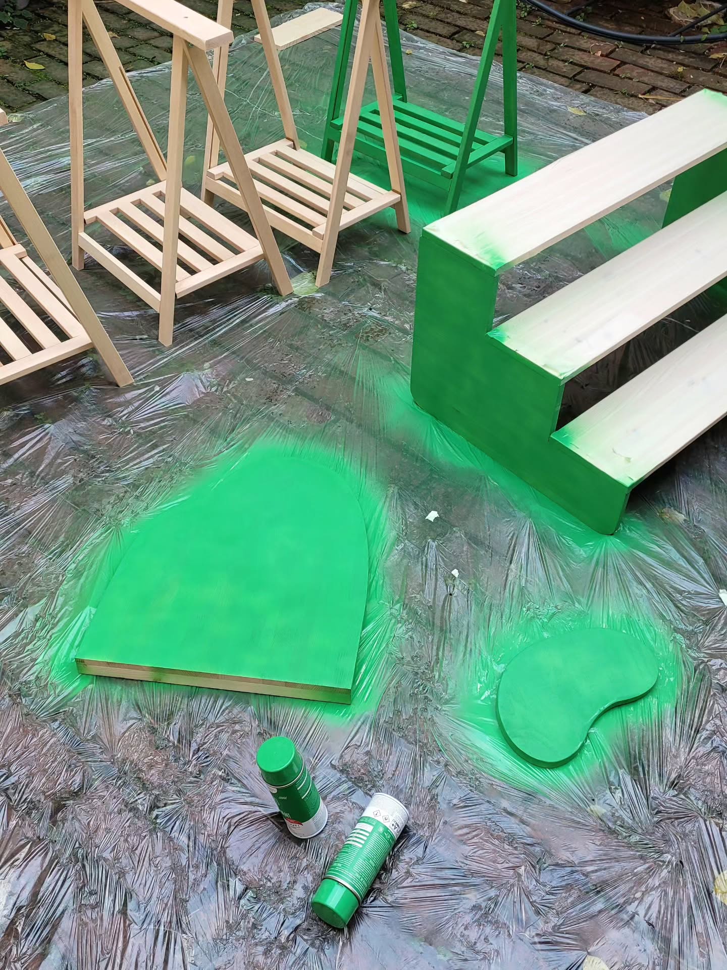 Récap de novembre, un mois bien chargé comme chaque année 🥵
1 : Fabrication sur mesure d'un nouveau stand 100% bois 💚 que vous pourrez découvrir au @bazaar_stso le 14 décembre
2 : Le lancement tant attendu des assiettes Zigotos, que vous avez adorées 🥰
3 : Une initiation au tufting avec @marie.tufty, une super prof qui accompagne pas à pas 🧶
4 : Le résultat (100% azimuté, j'ai pas pu m'en empêcher 🙃)
5 : Les premiers flocons à Lille ❄️
6 : Faire des salières à la maison, toujours bien accompagnée 🧂
7 : Compter mon stock de pièces dans le bazar infini de l'atelier 🫠
8 : L'édition 2 @terre.et.briques, dont j'ai mis 2 semaines à me remettre 🧱
9 : Mes 3 acolytes de travail préf, qui ont rendu cet événement si cool et si spécial 🫶 Photo par la best @leagomboso
Des semaines hyper stimulantes, mais on va faire en sorte que décembre soit + chill hein 🫢 Vous aussi c'est speed la période avant Noël ?