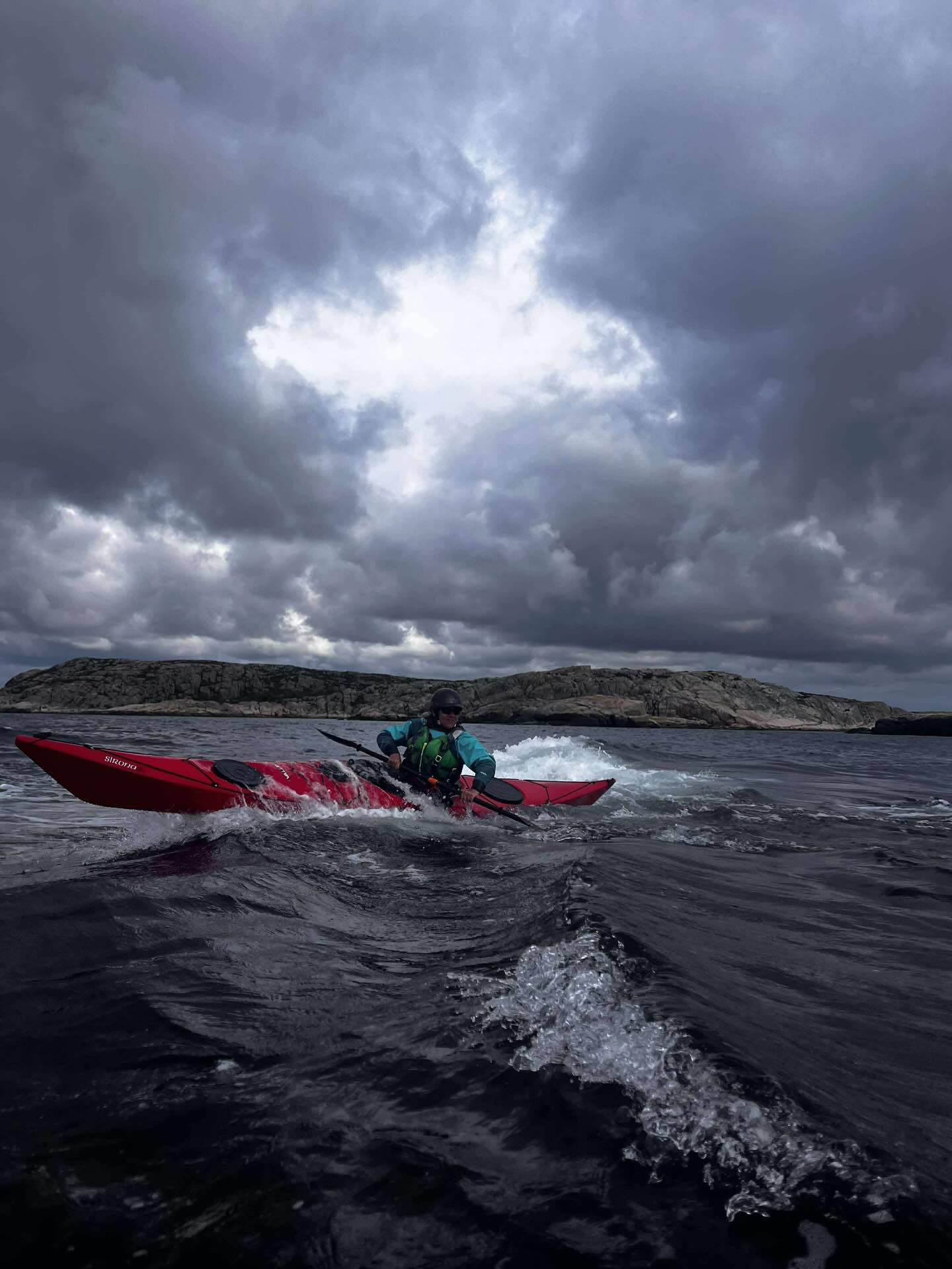 Black ocean? Havets olika färger och ansikten slutar aldrig att fascinera oss. Datum för att titta närmare på havet från en kajak i 2026 finns ute nu och har gjort det ett tag. Bokningarna rullar på så säkra din plats och skit i den där prylen idag…
#havet #ocean #skärgård #upplevelser #minnen #utveckling #personligutveckling