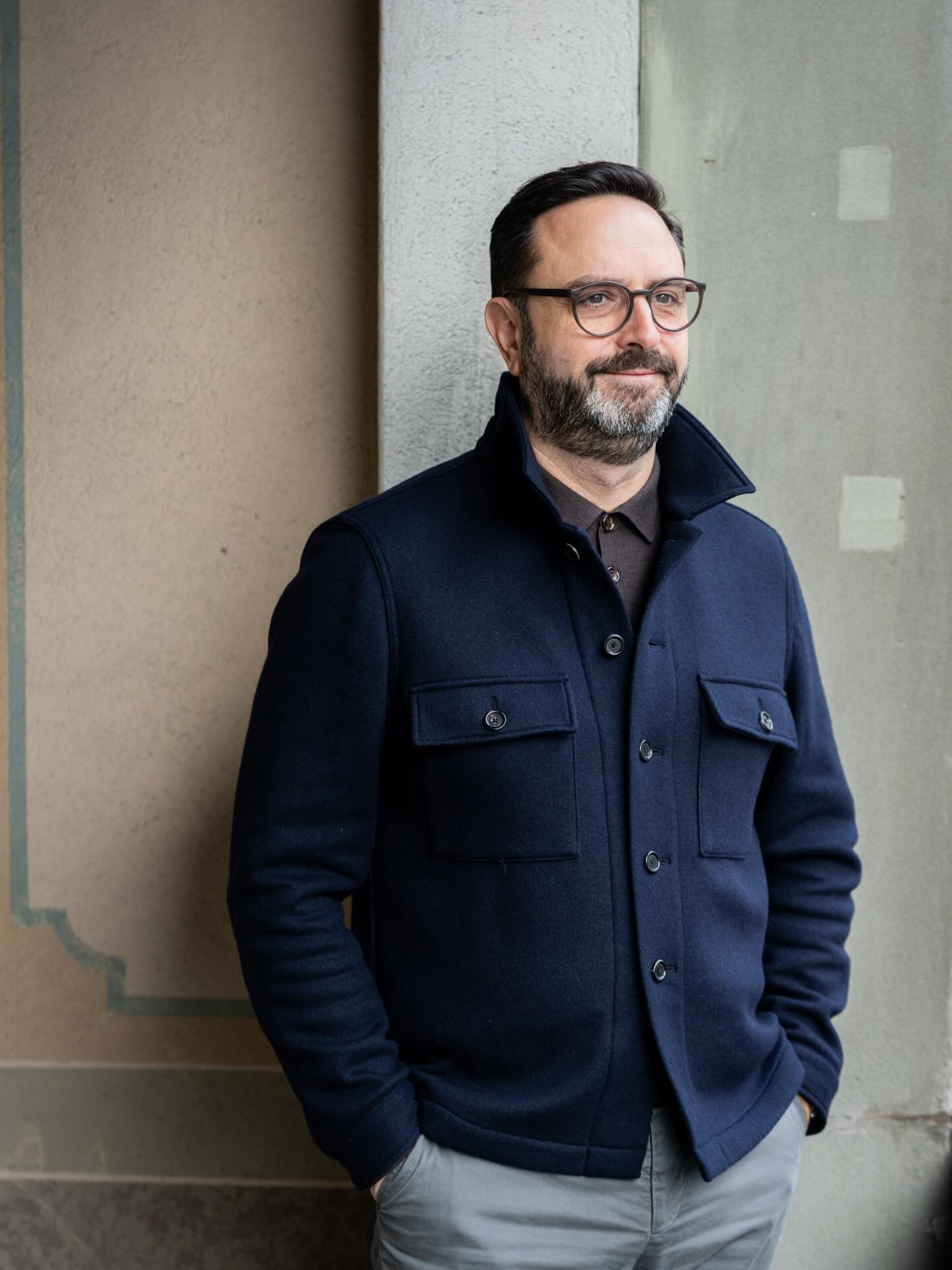 Super cooles Shacket 525g Wollgemisch, double face in Blau/Rost.
Trägt sich wie eine Jacke, wirkt aber lässig wie ein Hemd.
Kombiniert mit einem Merino-Polo und einer Chino entsteht ein sportlicher, eleganter Look. #massanzugzürich #massbekleidung #massbekleidungzurich #masshemd #Herrenmode