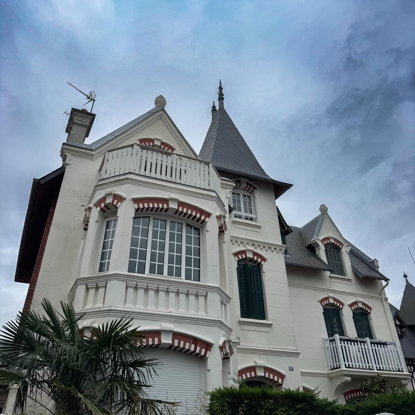 ✨Héliotrope - Charmant appartement au cœur de Deauville, idéalement situé rue Victor Hugo ✨
Tout se fait à pied : cinéma (1 min), Casino Barrière (3 min), plage (5 min), Hippodrome (7 min), Les Franciscaines (10 min).
Boutiques, restaurants, place Morny et marché juste à côté.
Cosy, lumineux et niché au 2ᵉ étage d’une élégante maison normande sécurisée, il offre :
• Une grande chambre avec lit 180 cm (ou twin sur demande) et vue jardin
• Une seconde chambre avec lit 140 cm
• Une salle de bain au charme d’origine
• Un salon chaleureux (canapé, TV, jeux, livres, tourne-disque, lecteur DVD)
• Un coin repas et une cuisine équipée (frigo, plaques, micro-ondes grill, bouilloire, grille-pain, machine à café moulu, Nespresso)
Atout rare : un balcon ensoleillé pour profiter d’un café le matin ou d’un moment détente en fin de journée.
Votre adresse idéale pour vivre Deauville pleinement !
https://www.airbnb.com/l/2vgpHSLV
