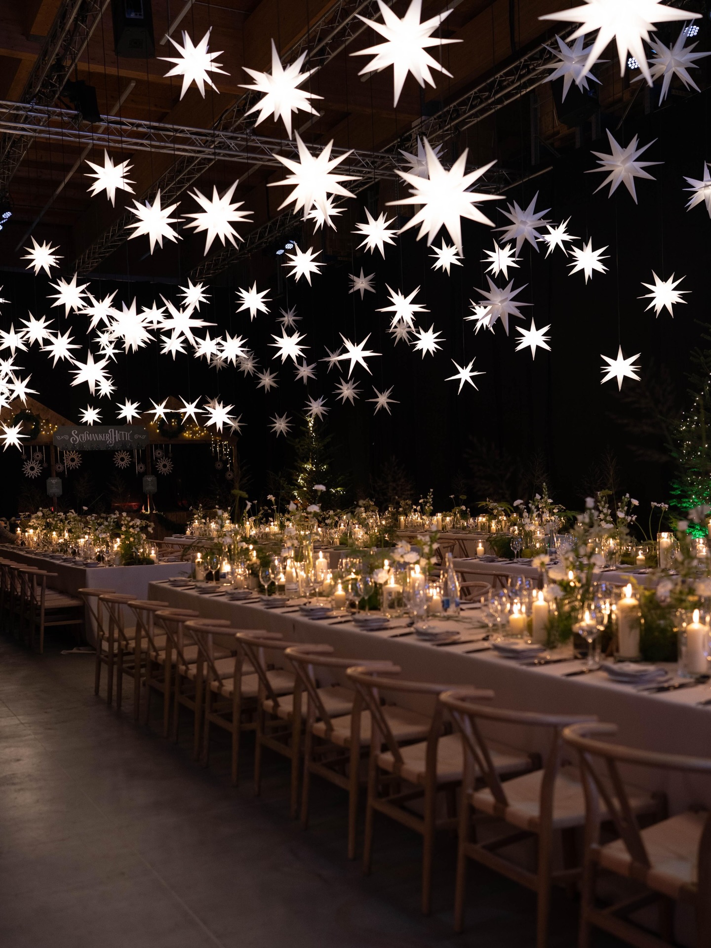 Welch ein magischer Abend✨✨✨
Wir durften dieses Jahr zum dritten Mal die Dekoration der Weihnachtsfeier von der Firma @uma_schreibgeraete ausführen
Nach meinem ersten Telefonat mit der Familie Ullmann, war klar, dass wir dieses Jahr definitiv noch einen anderen kreativen Dienstleister mit ins Team holen sollten…
Da ist mir natürlich direkt die liebe Anne und Patrick mit ihrer Firma @designrausch.decoconcepts in den Sinn gekommen
Anne hat nach unserem Gespräch ein wunderschönes Mood Board mit zwei verschiedenen Welten zusammengestellt gehabt und nach einem gemeinsamen Treffen in der Firma, wussten wir, was zu tun ist….
Das wunderschöne Resultat seht ihr auf diesem Bild ✨✨✨✨✨✨✨✨✨✨✨✨✨✨✨✨
Ich freue mich sehr, dass alles so wunderbar geklappt hat und wir aus einer Lagerhalle einen wunderschönen Ort zaubern durften ….
#weihnachtsfeier #christmas #dekoration #decoration #sternenhimmel #teamwork