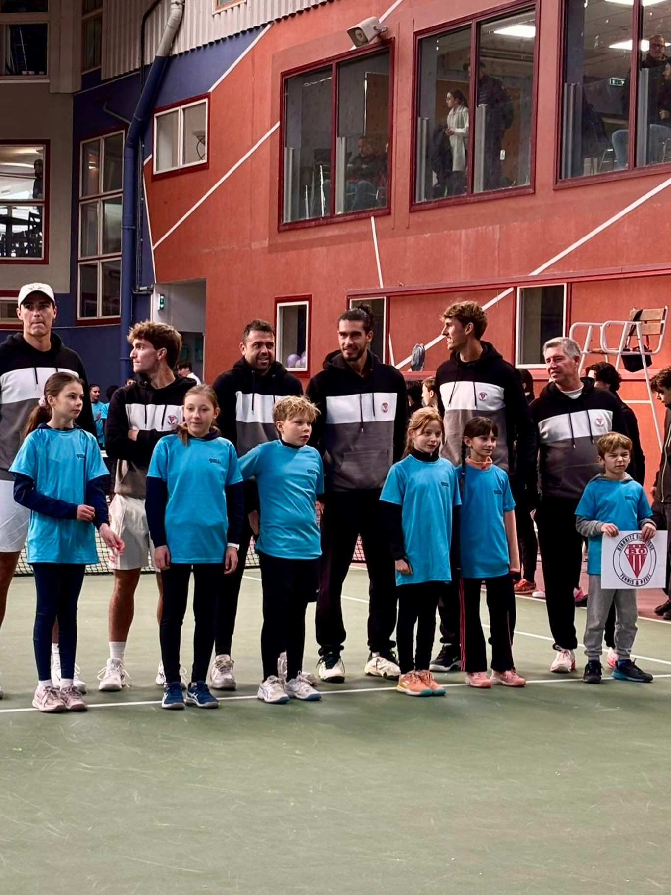 𝗟𝗲 𝗕𝗢 𝘀’𝗶𝗻𝗰𝗹𝗶𝗻𝗲 𝗱𝗮𝗻𝘀 𝗹𝗲𝘀 𝗔𝗹𝗽𝗲𝘀 𝗺𝗮𝗶𝘀 𝗴𝗮𝗿𝗱𝗲 𝘁𝗼𝘂𝘁𝗲𝘀 𝘀𝗲𝘀 𝗰𝗵𝗮𝗻𝗰𝗲𝘀 𝗽𝗼𝘂𝗿 𝗹𝗲 𝗺𝗮𝗶𝗻𝘁𝗶𝗲𝗻 !
Biarritz a perdu à Grenoble, 5-1, mais rien n’est perdu pour ses chances de maintien en Pro B. Tout se jouera cette semaine, avec une journée 4 ce mercredi, dont le BO est exempt, et la réception pour finir samedi prochain de Sannois-Saint-Gratien, lequel accueillera Villemomble avant sa venue à Aguilera. A Grenoble, le BO avait fort à faire chez une équipe solide, qui effectue sa sixième saison en Pro B, autour du duo Massard (n°65) - Walch (-15) et qui s’est renforcée cette saison. Mention spéciale à John Echeverria (n°78) qui a gagné son premier match sous les couleurs rouge et blanche face au Hollandais Niels Visker (n°70), 6/4 et 6/2.
Retrouvez la suite de l’article sur le site du BO Tennis &Padel, rubrique Compétitions.
@pierre.mouesca @paulinchauspe @johnecheverria__ @berliofoodlover #botennis #prob #biarritzolympique #biarritz #biarritz_paysbasque