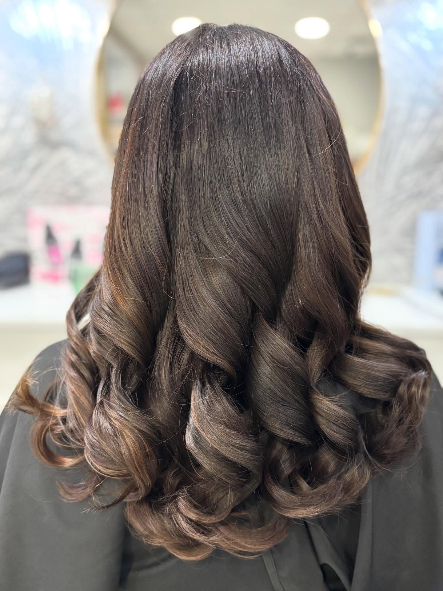 Colour Refresh and Bouncy Blow Dry by Creative Director Alex 🧡
Who doesn’t love a bouncy blow dry that can last on a weekend girls trip 😉
Limited appointments left before Christmas! Please get yourself booked in to avoid disappointment 🫶🏼
Book via link in bio, DM us or Call 01322 292999
#redken #redkenpro #shadeseq #redkencertifiedhaircolorist #bouncyblowdry #curlyblowdry #bouncyhair