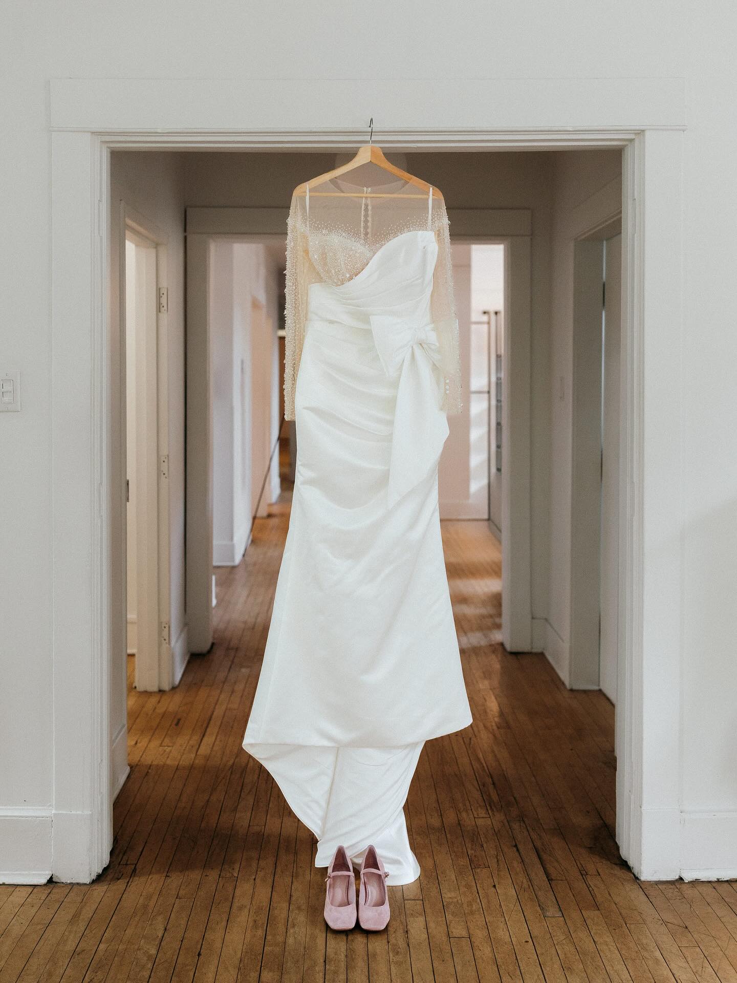 La robe attend, suspendue dans le calme avant la tempête douce de cette journée pleinement pensée.
Une silhouette immobile qui renferme déjà toute l’émotion, toute la promesse de ce qui s’en vient.
Il y a quelque chose de magique dans ces minutes où tout n’est pas encore commencé, mais déjà tout existe.
📷 @cathylessardphoto