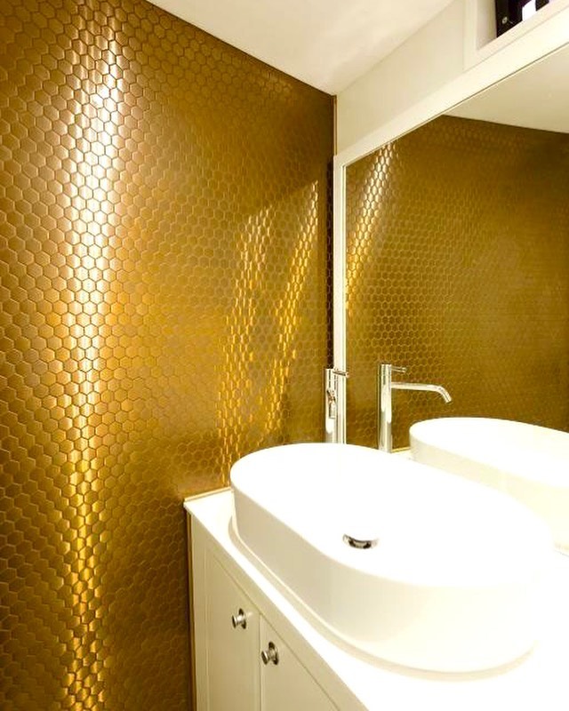 Edle Badfliesen in Gold - Unabhängig von der Größe des Raums verleiht sie jedem Badezimmer einen luxuriösen Touch ⚜️
•
•
•
#gold #bäder #badezimmer #bäderwelt #badezimmerdesign #badezimmerfliesen #🚿 #bäderausstellung #waschbeckendesign #design #konstanz #sanitäreckert #badezimmerideen #badezimmerinspiration #handwerk
