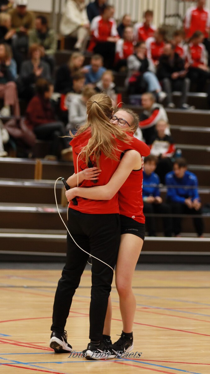 De beloften schitterden tijdens het BK en namen zelfs een bronzen medaille 🥉 mee naar huis ✨
13-15 jaar meisjes
👉 Speed sprint: Emma 9 & Julie 10
👉 Speed endurance: Sara 4
👉 Freestyle: Sara 5 & Emma 8
13-15 jaar jongens
👉 Speed sprint: Boris 🥉
👉 Speed endurance: Boris 5
👉 Freestyle: Boris 6
#jumprope #ropeskipping #cosropeskippers #nationals