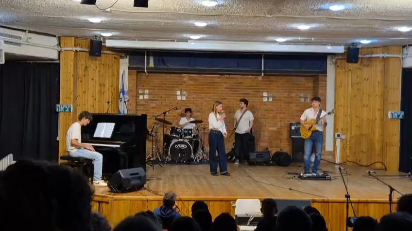 בערב שטוף גשמי ברכה זכינו לערב מופלא של תלמידי מגמת המוסיקה - 'הקונצ'רטינו'. איזה כישרונות נהדרים ואיזה מורים קוסמים! שולח שתי טעימות.
אלדד פורת