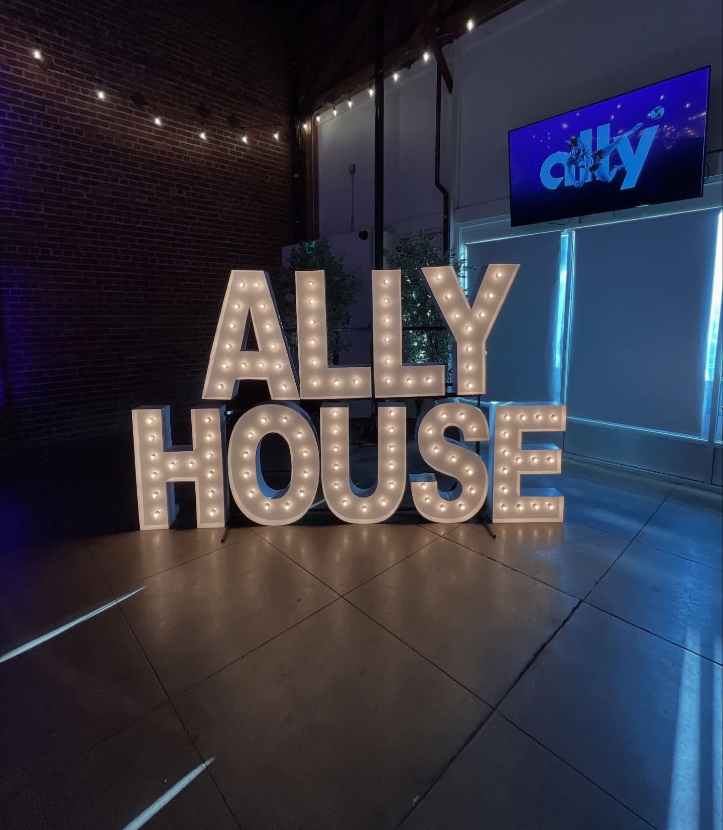 Whose house?!
@ally ‘s house! 🏠💗💜
Corporate parties are some of our favorite to light up!
#alphalitsiliconvalley #marqueeletters #marqueeletterrental #bayareacorporateevents #lightupletters