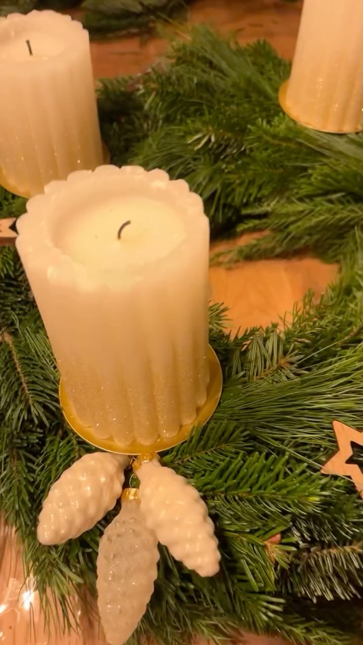 Naa, seid ihr schon prepared? 🎄
Für mich bringt das Kranzbinden jedes Jahr sooo viel Weihnachtsstimmung mit sich.
Schon als Kind hab ich meiner Mama dabei immer fasziniert zugeschaut – bis ich endlich selbst ran durfte. ✨
Sidefact: Jaaa, ich habe die Kerzen vom letzten Jahr wiederverwendet. 😅
Sie sind einfach zu schön zum Wegwerfen. ♻️✨ #recycle
Wie ist’s bei euch?
Hättet ihr nächstes Jahr Lust auf ein gemeinsames Kranz-Steck-Event – zu Ostern und Weihnachten? 🌿🎄
Wer wäre dabei?
Stimmt jetzt in den Kommentaren ab 🫶🏼 (Keine Vorkenntnisse nötig)