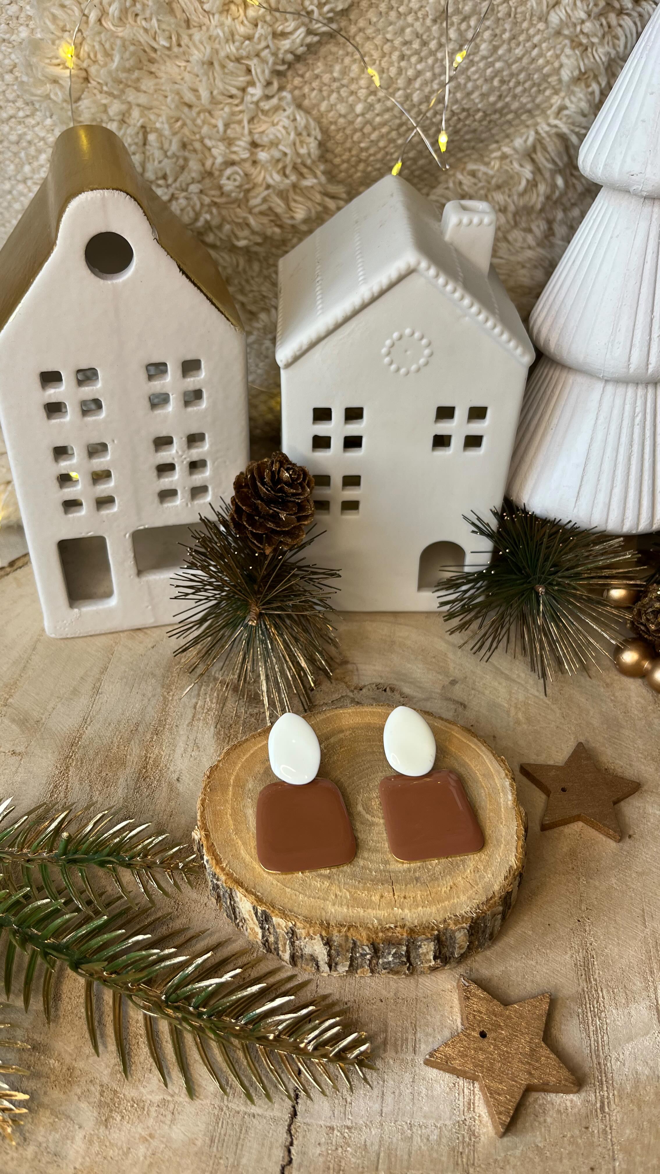 ✨ Mes boucles coup de ❤️ ✨
Aujourd’hui je vous présente les boucles d’oreilles ALBANE ! Elles ont tout pour « pimper » vos tenues du quotidien ou pour apporter la touche originale à vos tenues de fêtes !
Disponible en terracotta ou noir/blanc, ce modèle mêle délicatement émail et acier inoxydable pour un look chic, moderne et intemporel.
Une petite touche d’éclat à offrir… ou à s’offrir 🎁✨
🎄 Prêtes à sublimer vos tenues de fin d’année ?
🛍️ À retrouver dès maintenant sur le e-shop (lien en bio)
~~~~~~~~~~~~~~~~~~~
🤎MAISON PALOU 1809
✨Boutique en ligne de bijoux fantaisie en acier inoxydable et autres accessoires tendance
📍Vaucluse, Avignon
#noël #idéescadeaux #bijouxfantaisie
