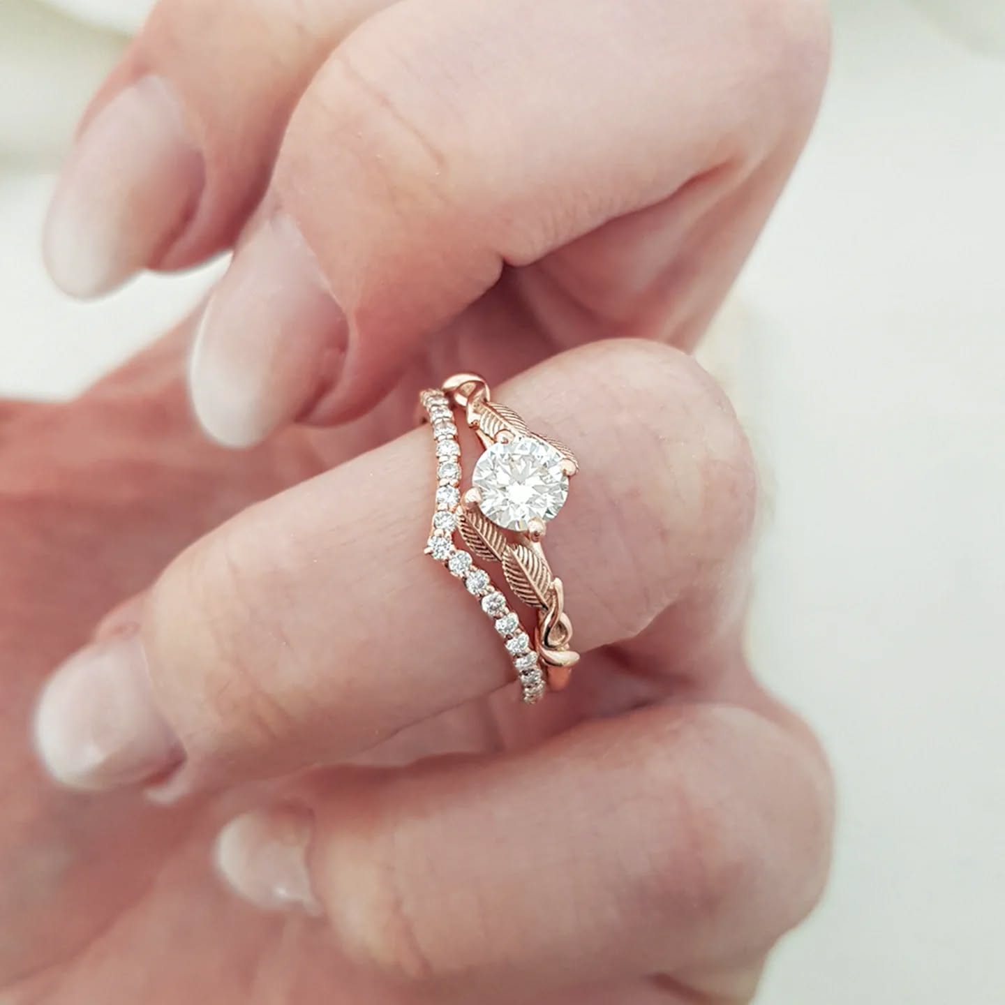 The gentle V of this 𝒘𝒊𝒔𝒉𝒃𝒐𝒏𝒆 wedding band pairs perfectly with the organic elegance of a nature-inspired ring
info@dewetjewellers.com