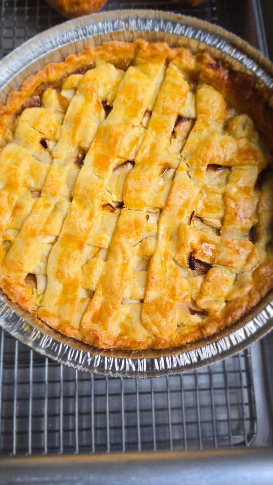 🍎✨ ¡Tarta de Manzana Sin Gluten – Amaranto Bakery!
La tarta que sabe a hogar, a tardes frías, a familia… ahora en versión 100% libre de gluten, hecha con ingredientes limpios y mantequilla real, sin aceites vegetales dañinos ni margarina.
Preparada con 6 manzanas frescas, un toque de vainilla y una masa artesanal crujiente hecha con harina de arroz, esta tarta es perfecta para cualquier celebración…
y aún más para esta temporada de Thanksgiving y Navidad. 🎄🍁
🎃 Suave
🍎 Aromática
✨ Natural
💛 Hecha con amor
💵 Precios disponibles:
🍎 Versión clásica (con azúcar morena)
👉 L 480
🍏 Versión especial saludable (endulzada con alulosa)
👉 L 580
Elige la que más te guste—las dos son deliciosas, artesanales y perfectas para compartir.
📩 Pedidos por DM o WhatsApp
Entregas martes y viernes.
#AmarantoBakeryHN #TartaDeManzana #ApplePie #SinGlutenHonduras #ReposteriaArtesanal #WomenOwnedBusiness #Navidad2025 #ThanksgivingHN #HechoEnHonduras #PostresDeTemporada #CeliacosHN