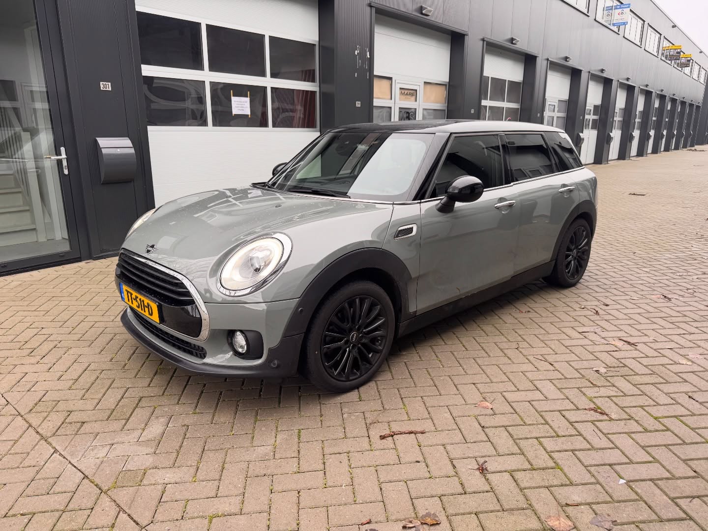 Mini countryman geblindeerd met 20% (fabriekstint) achter en 70% op de voorste zijruiten die al standaart 70% waren