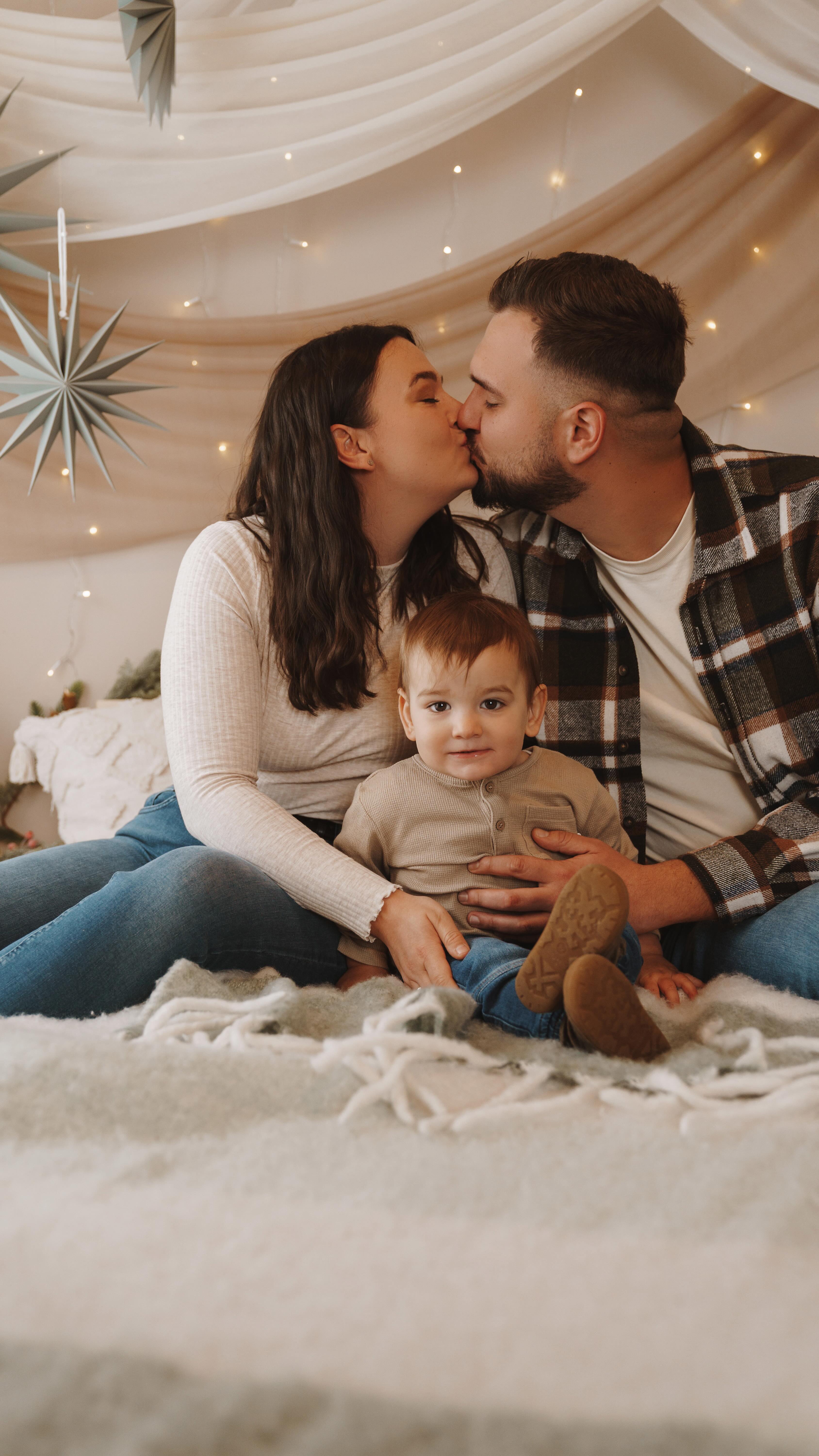 „Nach deinen Shootings bist du doch bestimmt voll in Weihnachtsstimmung, oder?“
Oh ja, total! 😅
Wenn Weihnachtsstimmung bedeutet:
• ca 20000 Fotos sortieren
• 55 Galerien abliefern
• Hochdruck im exportieren & bearbeiten
• an alle Fristen denken
• Kaffee als festliches Hauptgericht
Aber! Natürlich freue ich mich über jeden Moment, jedes Kinderlachen, jede Familie, die mir ihr Vertrauen schenkt und ich glücklich machen darf 🎄🩷
Das ist das große Ganze, warum ich das tue. Und warum ich höchstwahrscheinlich auch nächstes Jahr wieder sage „hey, lass ruhig nochmal 50+ Termine annehmen🤪“.
Aber falls jemand denkt, ich würde im November/Dezember Glühwein schlürfen, gemütlich Plätzchen backen und Weihnachtsfilme schauen… NEIN 😅
Ich liebe Weihnachten.
Ich liebe meine Arbeit.
Ich liebe jede einzelne Erinnerung, die ich für euch festhalten darf..
Aber ich liebe es auch, wenn das Weihnachtsgeschäft vorbei ist und ein Weiteres geschafft ist 🍾
#merastudio #weihnachten #weihnachtsshooting #hochsaison #familienfotografie