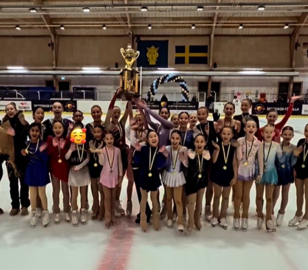 Igår gick Stockholms allra första lagtävling för System 1-åkare, och Skating & Dance Academy representerades stolt av Emiliana, Jade, Victoria L, Belle och Evdoxia! ✨⛸
Vårt fantastiska gäng kämpade på isen, hejade från läktaren och bjöd på härlig laganda – och vi slutade på en delad andraplats! 🥈🌟
Så stort grattis till våra åkare för fina prestationer och stark lagkänsla.
Heja Skating & Dance Academy! ✨⛸