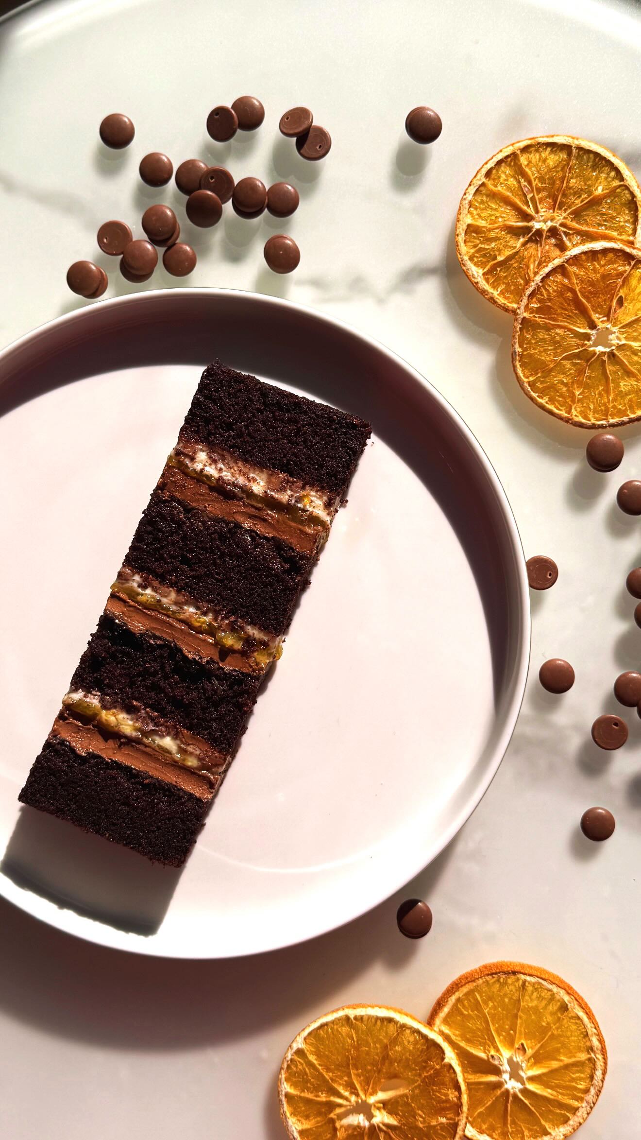 A new flavour has arrived… The Grande Marnier Chocolate Orange.
Indulgent chocolate, bright citrus and the dreamiest layers of ganache, mousse and confit.
A slice that disappears very quickly.
#atasteofdecadencebylouise #algarveweddingcake #luxuryweddingcake