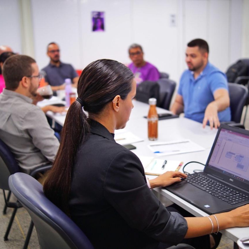 2025 foi muito intenso e transformador!
Foram mais de 15 consultorias que nos levaram da Amazônia ao Recife, de capacitações em liderança, elaboração de estratégias e de projetos transformadores.
Elaboramos projetos potentes, avaliamos impactos reais, melhoramos processos, planejamos fundos e formamos gestores.
Mais do que nunca, ensinamos e aprendemos.
Nosso amor pela gestão ajudou a resolver problemas complexos.
Nos importamos com as pessoas. E junto com elas, fizemos acontecer.
Também foi um ano de executar a estratégia interna: Participamos da COP30 com muito orgulho, usamos IA para melhorar nossos próprios processos, cuidamos da nossa equipe e neutralizamos nossa pegada de carbono.
Seguimos prontos pro que vem por aí.
2026 vai ser ainda mais potente, com mais impacto, mais sustentabilidade e mais gestão. Obrigado 2025!
#somosemboé #2025 #resultados #projetos #consultoria #gestão #planejamento #processos #estratégia #sustentábilidade #proposito