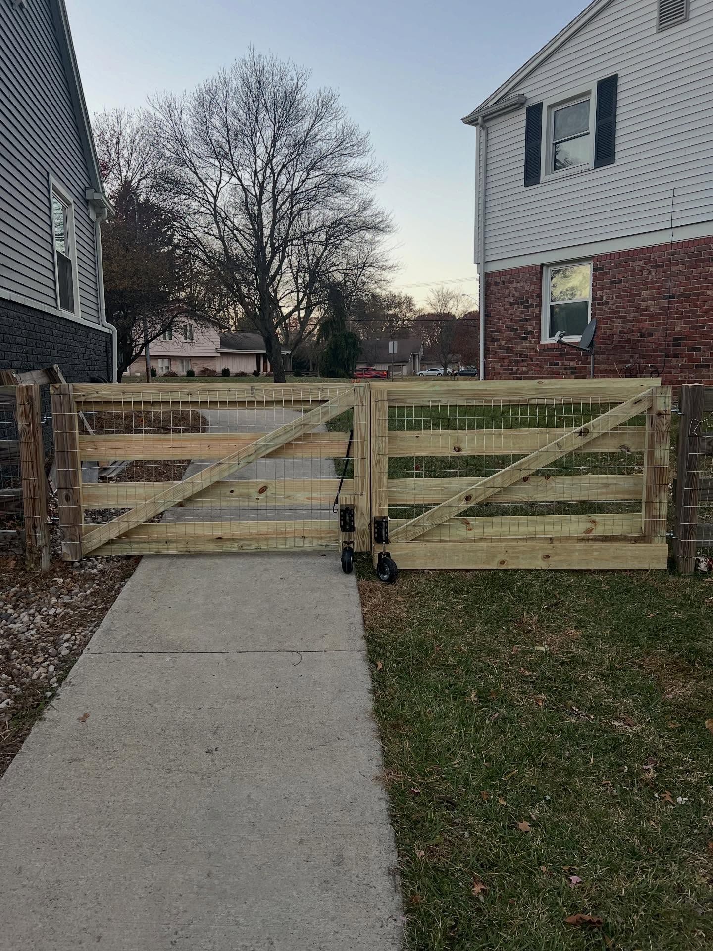 New gates‼️ An 8’ double gate replaced and a custom built 12’ double gate.
Toledo, OH📍
#edenspropertyservices #fence #fencebuilders #fenceinstallation #fencecontractor #fenceconstruction #toledoohio