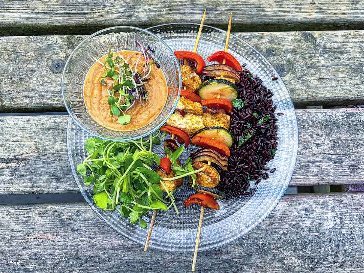 Beautiful recipe from Rachel @thrive_w.ith_rachel 💚
Fresh, vibrant and full of flavour — a gorgeous Southeast Asian-inspired dish.
Full recipe below 👇
Serves 4
Ingredients:
• 4 organic chicken breasts
• 1 red onion
• 1 red pepper
• 1 courgette
• Skewers (soak first)
• 1 tsp dried chilli flakes
• 2 tbsp curry powder
• 1 tbsp agave nectar or chicory root fibre
• 4 tbsp smooth peanut butter
• 260g rice (black rice is perfect)
• A few sprigs of coriander
• 60ml soy sauce
• 100g coconut cream
• A drizzle of extra virgin olive oil
Method:
1. Soak your skewers.
2. Rinse black rice and add to boiling water.
3. Chop veg and chicken into bite-size pieces.
4. Mix veg, chicken, oil + curry powder in a bowl.
5. Thread onto skewers.
6. Cook in the oven for 20 mins or until chicken is cooked through.
7. Sauce: chop coconut cream and heat with peanut butter + 400ml boiled water. Add agave, soy sauce + chilli. Simmer until thickened.
8. Chop coriander and stir into your cooked rice.
9. Serve with the sauce poured over or in a dipping bowl. Enjoy 🤩
#freshandtasty #northwalesfood #homecookingideas #simplemealsmadebeautiful #eatwelldailly #southeastasianfood #healthydinnerideas #blackricebowl #microgreenslove #fromthefarmkitchen