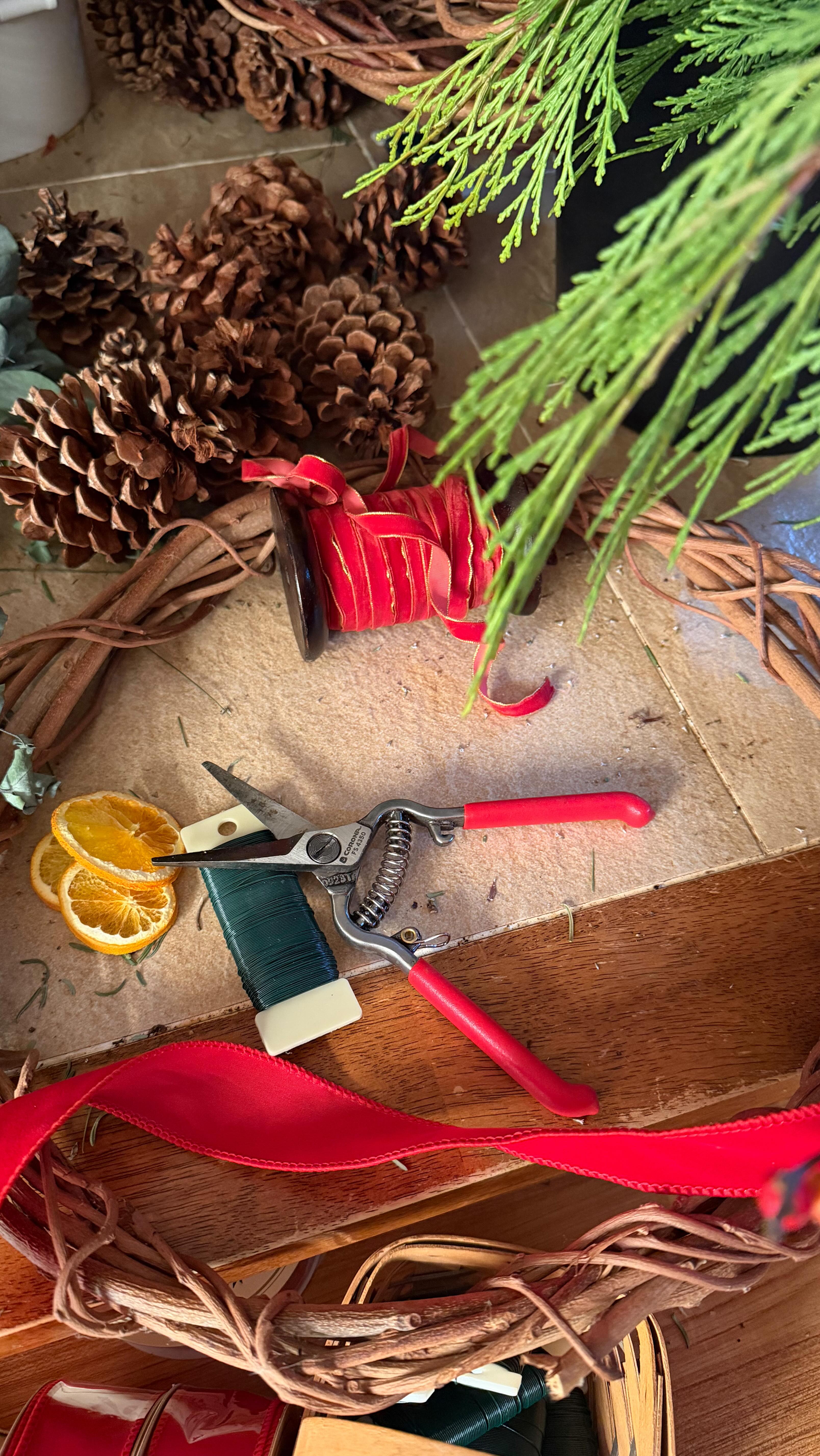 My favorite time of year!!!
Join me @lilyandbirchmarket from 12-1pm this Saturday 12/6. šššš
Come sip some hot chocolate and make your own hand spun wreath. I make the wreath forms here on the farm from our very old kiwi vine. We will assemble together and then decorate using various accouterments including dried oranges, dried flowers from our past season (and any extra decor you may find at the market that day!) You deserve to take some time for yourself and find your creative zen this holiday season!
Head over to @lilyandbirchmarket to book your spot before theyāre gone!
See you there!
Xo
-Jami
#wreathparty #handmade #flowerfarmer #wreath #holidayseason