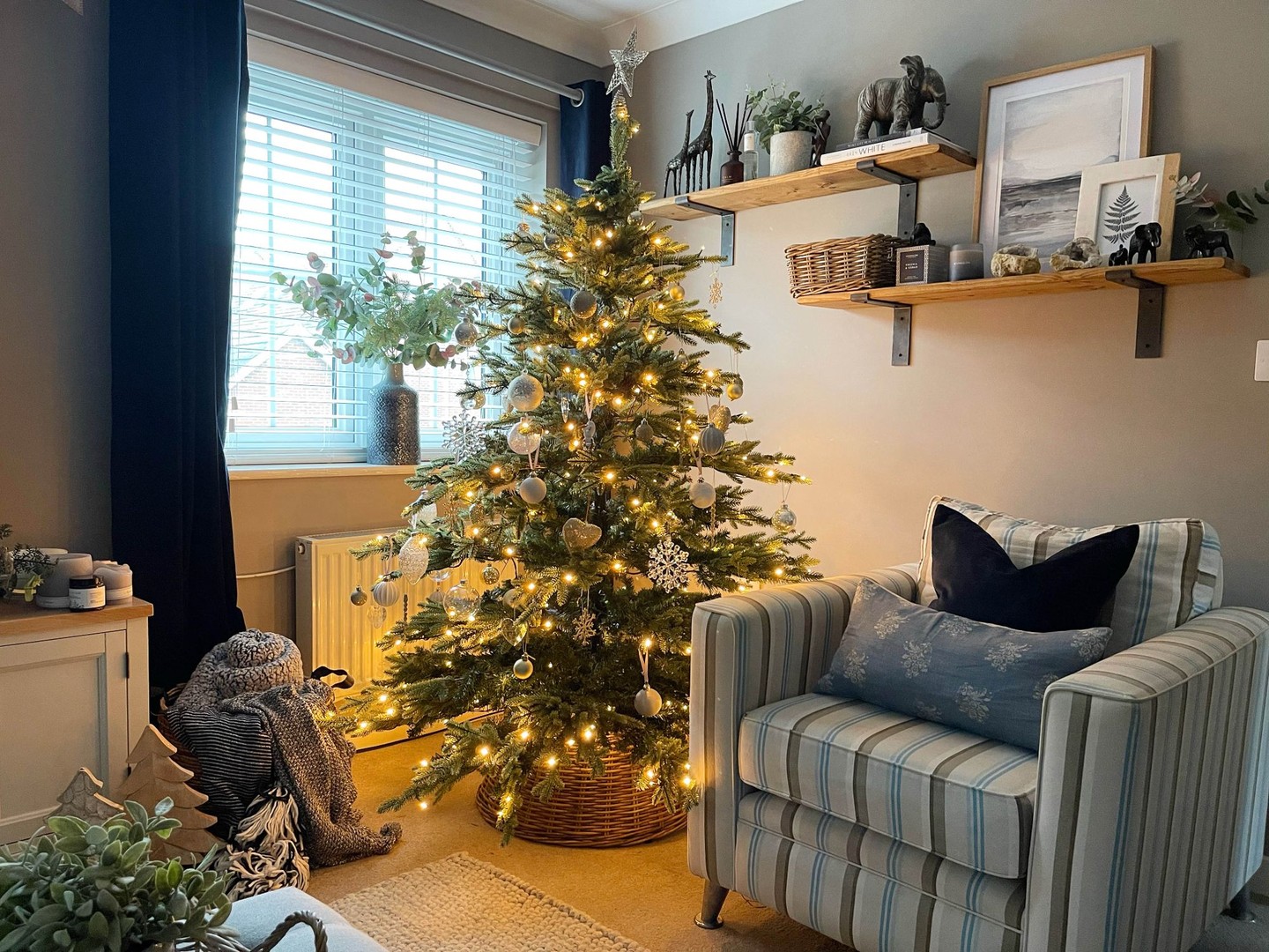 ~ 1st December magic ✨
~ Nothing like that first moment the lights go on and the whole room feels a little warmer.
~ Let the festive season begin 🎄
#DecemberFirst #ChristmasDecor #FestiveHome #TreeDecor #HolidayVibes #HomeInspoUK #InteriorInspo #CosyHomeStyle #SeasonalStyling #HomeDecorLover #ChristmasAtHome #SouthEastInteriors #interiordesigner #roommakeover #amyelizabethinteriors