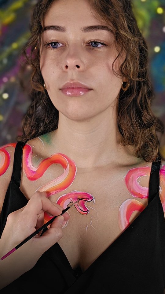 🤯 Największy mind-blow dla kursantów:
Wąż obraca się tam, gdzie masz zawijas.
Podstawa to dobre rozrysowanie zawijasów. Dlatego zawsze zaczynam od białych linii pomocniczych tak jak na początku rolki.
Następnie intensywnym one stroke zaczynamy malować GRZBIET. Tam gdzie są pętle pojawia się jego brzuszek :)
Czyli:
grzbiet → one stroke
pętla → BRZUSZEK (jaśniejszy kolor)
Spróbujesz ze mną zmalować węża? 💚🐍
Modelka: @kammiiji moja piękna siostra cioteczna
Dziękuję 🤍