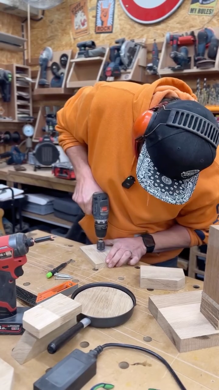 🔥 𝗔𝘂𝗷𝗼𝘂𝗿𝗱’𝗵𝘂𝗶, 𝗼𝗻 𝘃𝗼𝘂𝘀 𝗱𝗲́𝘃𝗼𝗶𝗹𝗲 𝘂𝗻 𝗱𝗲𝘀 𝘀𝗲𝗰𝗿𝗲𝘁𝘀 𝗹𝗲𝘀 𝗺𝗶𝗲𝘂𝘅 𝗴𝗮𝗿𝗱𝗲́𝘀 𝗱𝘂 𝗪𝗲𝗹𝘀𝗵 𝗙𝗲𝘀𝘁 : 𝗙𝗮𝗯𝗶𝗲𝗻.
L’homme qui transforme du bois en « WOW »… et qui a littéralement construit notre univers Welshfesque 😜.
Bienvenue chez @famoussewood 🤘
Son atelier ? Le QG où sont nés :
🪵 𝗟𝗲𝘀 𝘀𝘁𝗮𝗻𝗱𝘀 𝗼𝗳𝗳𝗶𝗰𝗶𝗲𝗹𝘀 𝗱𝘂 𝗪𝗲𝗹𝘀𝗵 𝗙𝗲𝘀𝘁
🏆 𝗟𝗲𝘀 𝘁𝗿𝗼𝗽𝗵𝗲́𝗲𝘀 𝗱𝘂 𝗖𝗼𝗻𝗰𝗼𝘂𝗿𝘀 𝗜𝗻𝘁𝗲𝗿𝗻𝗮𝘁𝗶𝗼𝗻𝗮𝗹 𝗱𝘂 𝗪𝗲𝗹𝘀𝗵 𝟮𝟬𝟮𝟱
🍽️ Et pour les connaisseurs… c’est aussi lui derrière la déco et l’aménagement de @letabledehem
Autant dire que le gars est chaud.
Très chaud. 🤯
Fabien, c’est notre artisan de l’ombre, notre magicien du bois 🪄
Merci FA’ pour ton énergie, ton talent et pour tout ce que tu construis avec coeur et passion. 💛🔥
👉 Filez suivre sa page Insta.
J-3 🧀🔥
#famoussewood #concoursinternationalduwelsh2025 #welshfest2025 #lillemaville #georgesvlille