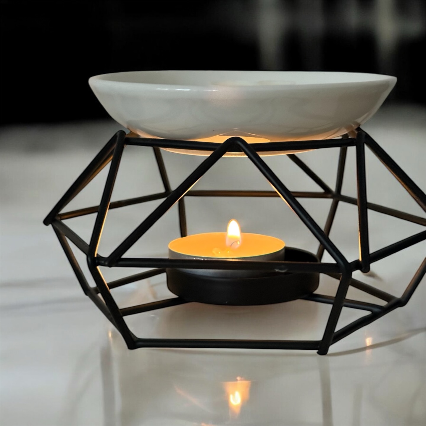 Wenn Duft auf Design trifft
Minimalistisch. Elegant. Entspannend. ✨
Die geometrische Duftlampe verbindet modernes Design mit wohltuender Atmosphäre. Ein Teelicht erwärmt sanft das Wachsmelt im Keramikschälchen und erfüllt deinen Raum mit einem feinen, harmonischen Duft.
Ob im Wohnzimmer, Bad oder Schlafzimmer – sie schafft überall ein Gefühl von Ruhe und Geborgenheit. Ideal für entspannte Selfcare-Momente oder als stilvolles Geschenk.
🖤 Modernes, minimalistisches Design
🕯 Für Teelichter & Wachsmelts
💚 inklusiv 6 Wachsmelts
Farbe: Schwarz\Gold
#arnacandles #duftmomente #wachsmelt #weihnachstgeschenk #geschenkideen