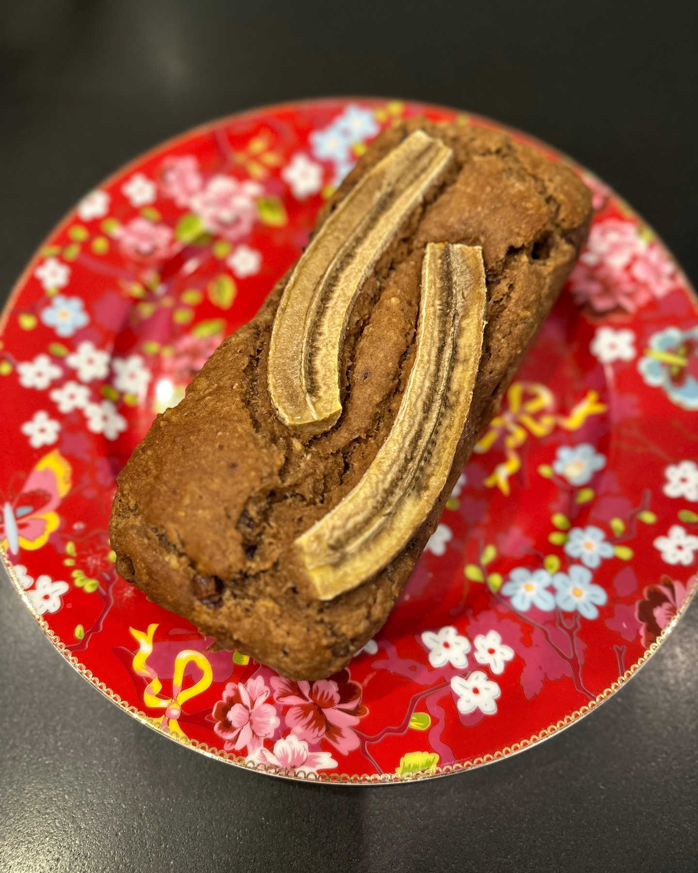 Bananenbrot mit Zimt 🍌
Dieses Bananenbrot mit Zimt und Walnüssen ist herrlich saftig und passt als gesunde Alternative hervorragend in die Vorweihnachtszeit. Es ist zuckerarm, glutenfrei, vegan und superschnell und einfach gemacht.
Zutaten:
- 4 reife Bananen
- 200 g Buchweizenmehl
- 50 g zarte Haferflocken
- 70 ml neutrales Speiseöl
- 70 ml Hafermilch
- 50 ml Ahornsirup
- 50 g Walnüsse
- 50 g (vegane) gehackte dunkle Schokolade
- 1 TL Zimt
- 2 TL Backpulver (glutenfrei)
- 1 Prise Salz
- 1 Banane zur Dekoration (optional)
Und so wird es gemacht:
Alle Zutaten nach und nach in eine große Schüssel geben und mit dem Handrührgerät bzw. mit der Küchenmaschine verrühren.
Anschließend bei 175 Grad Ober-/ Unterhitze für ca. 45 Minuten in den Ofen geben.
And that’s it!
#glutenfrei #veganerezepte #healthyfoods
