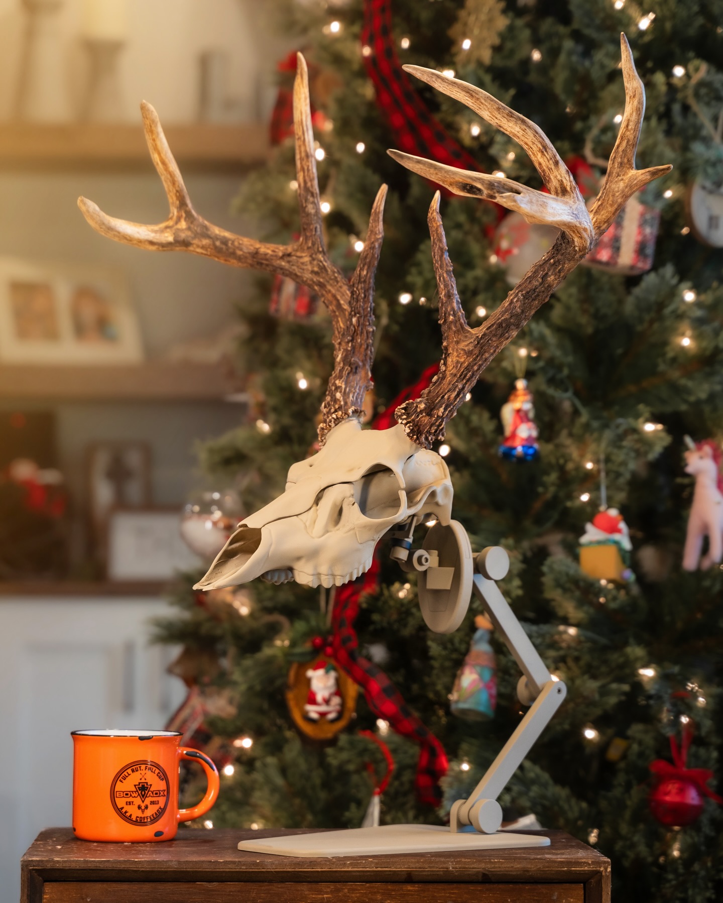 Our TX1 tabletop system is Santa approved….gotta love this DIY customized matching coyote brown skull/TX1!!!
.
.
.
#uroadx #euromount #euroskull