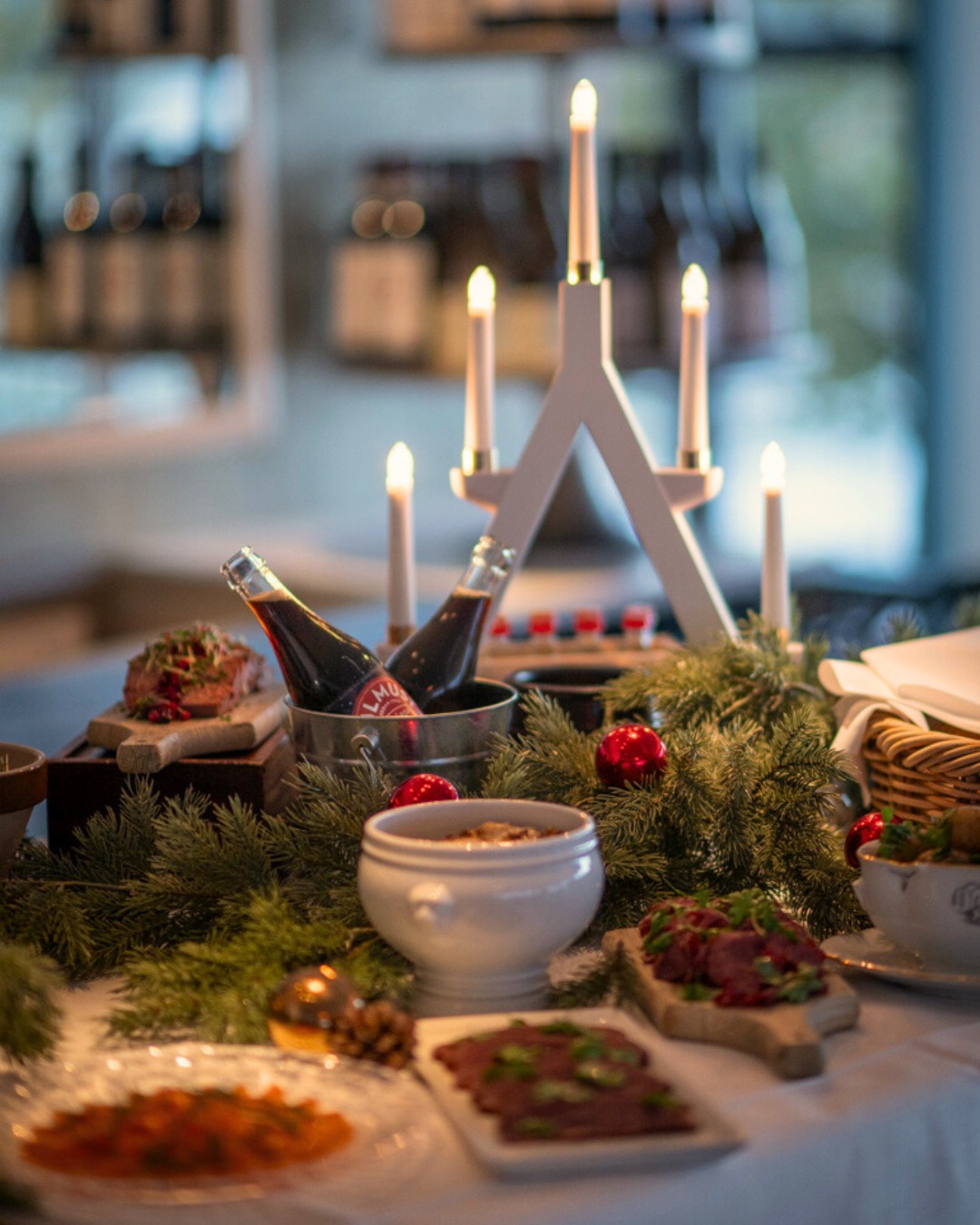 Första advent, första rundan vid julbordet. 🍽️
Klassiker, glögg och skärgårdsvyer som sätter tonen för december.
Julbordet är igång, boka via waxholmshotell.se/julbord 👈