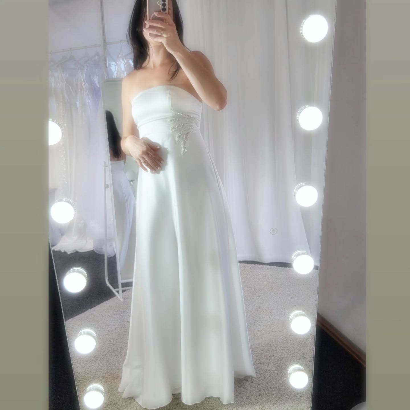 💍 Svatební šaty Lyra – lehkost a jednoduchá krása pro nevěstu, která miluje volnost!
Hledáte šaty, které jsou ideální na plážovou svatbu nebo jako elegantní převlek na večerní párty? 🌟
Model Lyra bez ramínek s čistou siluetou a splývavou sukní krásně zvýrazní postavu, zatímco decentní ozdoba v pase dodá šatům jemný šmrnc.
✨ Cena: 2 900 Kč
✨ Rezervace a více info: primasaty.cz
Vyberte si šaty, ve kterých zazáříte svou lehkostí a elegancí. 💖