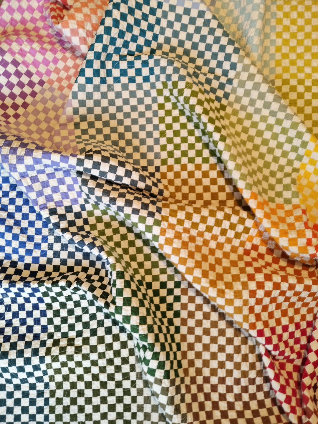 Sharing another shot of this rainbow postage stamp quilt for the grid. I love it so much. I'm not being modest when I say that it truly wasn't that difficult to put together. The small pieces make it look harder than it was!
I had an overwhelming amount of various white fabrics that I couldn't identify and way too many solids leftover from various projects, and all I had to do was strip piece, subcut, rotate a row, and rejoin for 12x12 blocks.
The magic is simply in the color play through block placement!
I highly recommend making your own scrappy color quilt in 2026 ❤️🧡💛💚🩵💙💜🤎🩷