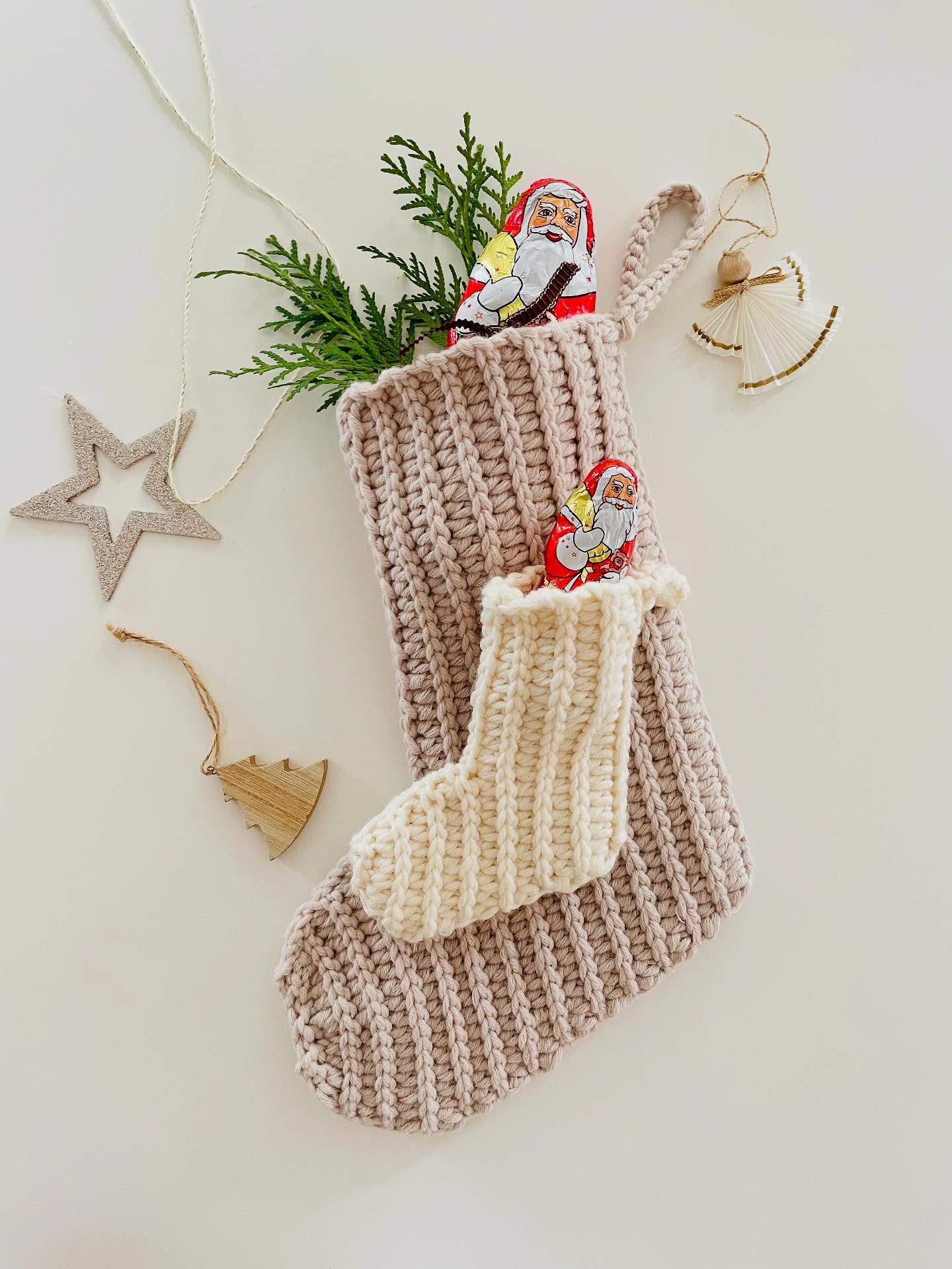 Wie wäre es dieses Jahr mit einer selbst gehäkelten Socke für den Nikolaus 🎅☺️?
Die Socke könnt ihr natürlich auch als Weihnachtsdeko und zum befüllen von kleinen Geschenken nutzen 🎁🎄.
Also macht’s euch gemütlich mit Tee, Wolle und Häkelnadel. 🥰.
Und das Beste: diese Woche gibt es 20% auf alle häkelanleitungen und Online-Häkelkurse 🤩, link zur Website in der Bio.
Code „HappyAnleitung“ für Häkelanleitungen nd Code „HappyKurs“ für die Onlinekurse. Einfach Code im Warenkorb eingeben und a bissel sparen 💝.
Viel Spaß beim häkeln und entspannen 💫🧶
#nikolaussäckchen #weihnachtssocke #häkeln #handmade #häkelnentspannt #weihnachtsdekohäkeln #häkelanleitung #nikolausgeschenk